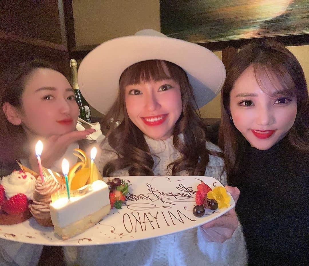 MIYAKOのインスタグラム：「. 26歳最終日の11日に、 かおりさんと、ゆりかがお祝いしてくれました🥺❤️ @kaorinchuuuuu  @yurika0512  . 女3人でこんなに食べる〜？😳 ってくらいよく食べました🤭笑 . 独身貴族です、私たち🥰笑  . #birthday#girls#tokyo#surprise#誕生日#ありがとうございます❤️」