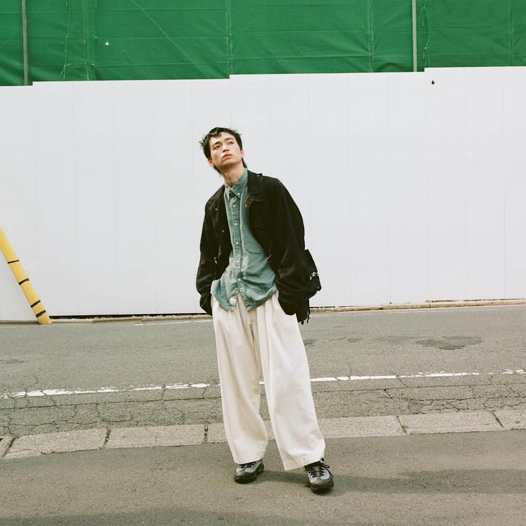 のインスタグラム：「. . . . 『2021 1st LOOK』 . . . VEST AN100 RIDING UTILITY VEST BLACK . JACKET AN095 / LINEN FIELD JACKET . SHIRT AN104 / WIDE B.D SHIRT . PANTS AN108 DENIM WIDE TROUSERS  . . . Art director @keefactory Photography @ph_o.h.n.o  Styling @ippei_ishida_  Hair @miho_emo_ . #ANACHRONORM #アナクロノーム  #OKAYAMA #岡山 #look #official #denim #indigo #madeinjapan #newrelease」