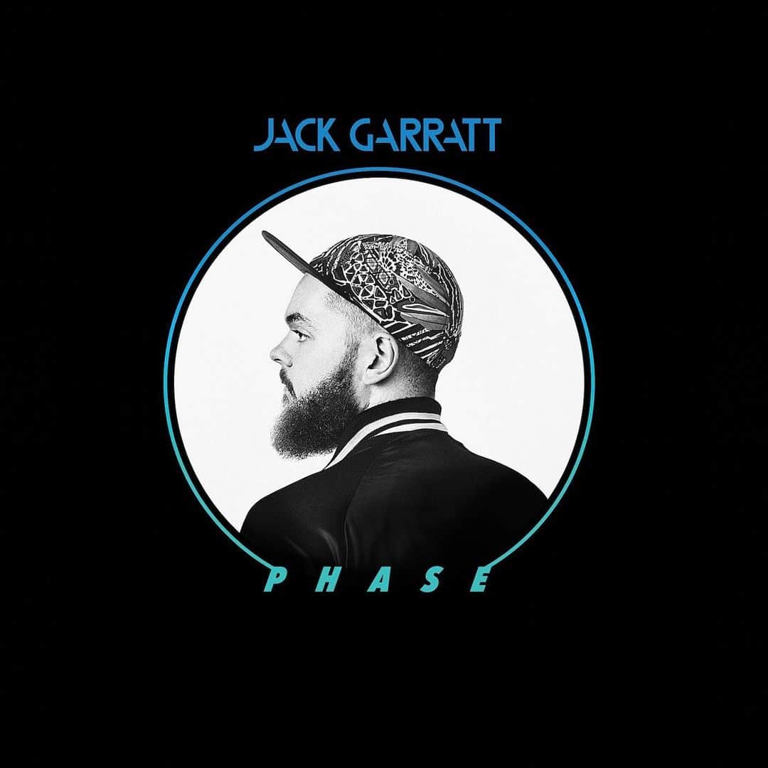 ジャック・ガラットのインスタグラム：「5 years young and it's still shining 🖤💙🤍  I've updated the store with brand new Remnants vinyls and signed Phase vinyls. There's only a limited amount so be quick.  Tune in to the livestream at 8pm tonight and celebrate with me. I'll be in the Discord server after for the afterparty (link in stories).  I love you, today more than ever.   J x」