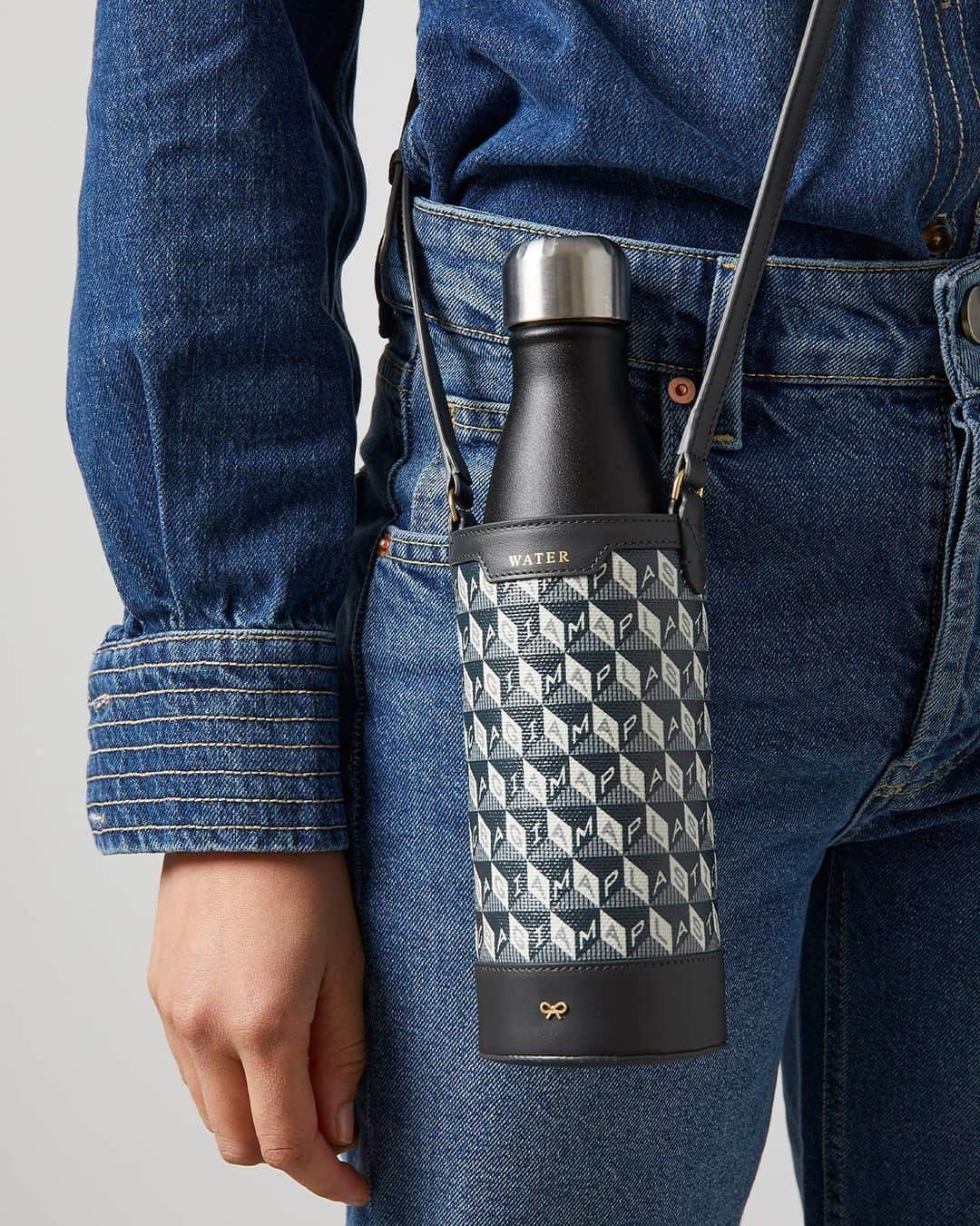 のインスタグラム：「Good for the planet and good for you ♻️ Stay hydrated whilst on the go (and avoid the plastic water bottle!) with the new #IAmAPlasticBag Water Bottle Holder. #AnyaHindmarch」