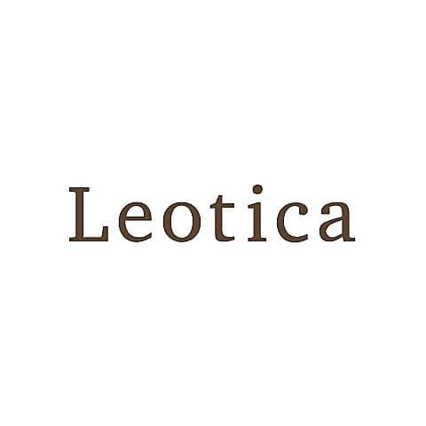 尾崎紗代子さんのインスタグラム写真 - (尾崎紗代子Instagram)「. 【お知らせをさせて下さい👩】 . この度、新たなブランドのプロデュースを させて頂く事となりました！！ . 「Leotica」というファッションブランドです☺️ → @leotica.official . . 家族でお洋服をリンクさせたいな〜と 思った時に それぞれにファッション性もしっかりとあって、 それぞれが無理なく過ごせる、 ライフスタイルに合ったお洋服が欲しいと思い、 このブランドを作りました。 . なので、Leoticaではお一人様では勿論のこと... 家族や夫婦、パートナー、 友人同士などでファッションを 更に楽しめるような提案をさせて頂きます。 . 私達夫婦もファッションが大好きで 子供達とリンクコーデをしたり また新たな楽しみ方をするように なってきました🥸☝️ 勿論それぞれが個人で楽しむ事も大好きです😉 . このご時世で、浮かない事もあったりしますが、 ファッションを楽しむ事は自由という事で 私もよくファッションに救われています！！ . 多様な楽しみ方ができるブランドにしていきますので 是非楽しみにお待ち頂けたら幸いです☺️❤️ . スケジュールとしては、 ・2/26に商品公開。 ・3/7に販売開始。 を予定しております。 . これからどんどん公式インスタアカウントで 画像や情報公開をしていくので 是非皆様にフォローして頂けると嬉しいです😊 (いや、してください←) . @leotica.official  @leotica.official  @leotica.official  @leotica.official  @leotica.official  . 何卒、よろしくお願い致します！ . #leotica #レオティカ #子供服 #キッズ服コーデ #ベビー服 #ootd #fashion #basic #coordinate #outfit #今日のコーデ #シンプルコーデ #ファッション #春夏コーデ #春コーデ #springfashion #spring  #家族コーデ #家族 #ママコーデ #ママファッション #パパコーデ #パパファッション #familyphoto #family  #夫婦コーデ #リンクコーデ #linkcode」2月19日 19時12分 - osayo_osayo