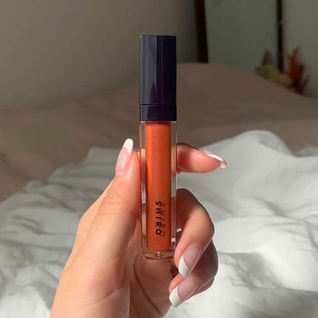 ソフィアのインスタグラム：「@shiro_japan 🍊 ジンジャーリップバター 9C10 アンティークオレンジ . 深みのあるオレンジに 紫 ピンク 青とかのラメが入ってて キラキラして本当に可愛い、、♡ . 私グロス荒れやすいんだけど これは長時間つけてても荒れない🙆🏼‍♀️ 発色も良いし夏にもぴったりそう！ . しっかりジンジャーの香りがします~😚 またメイクした感じも載せます🤲🏻」