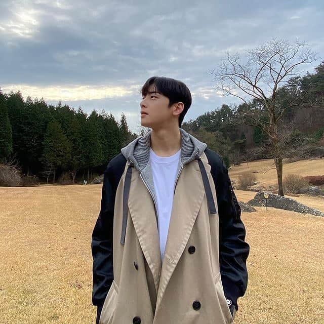 ニールバレットのインスタグラム：「Kpop Idol @eunwo.o_c in Neil Barrett Hybrid Bomber Sleeve Trench Coat.  #NeilBarrett #ChaEunWoo #NBFriends #DressedInNeilBarrett #ChaEunWooFans #ChaEunWooAstro #ChaEunWooEdit #ChaEunWooUpdates #ChaEunWooSarang #KDrama #DramaKorea #TrueBeauty」