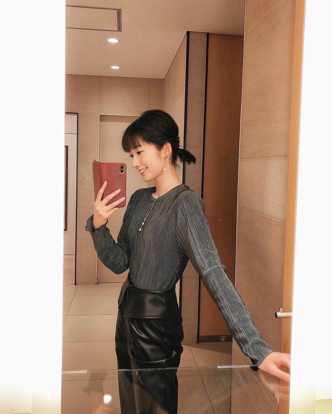 杉枝真結のインスタグラム：「☺︎ Friday.📸 番組の収録や撮影などの行き帰りだけだからこそ、ラフで楽なのが大前提、でもお洒落なファッションを身に纏いたい。気分が上がるお洋服を着たくなるのはいつものこと👗 この日は、プリーツの陰影が上品な、ミニプリーツブラウス。さらっとした着心地で、ツルツルした肌触りが気持ちいいんです☺️💓 tops → #classicalelf @classicalelf_official pants → インポート #クラシカルエルフ #エルフコーデ #ブラウス #ブラウスコーデ #フリルブラウス #大人コーデ #大人カジュアル」