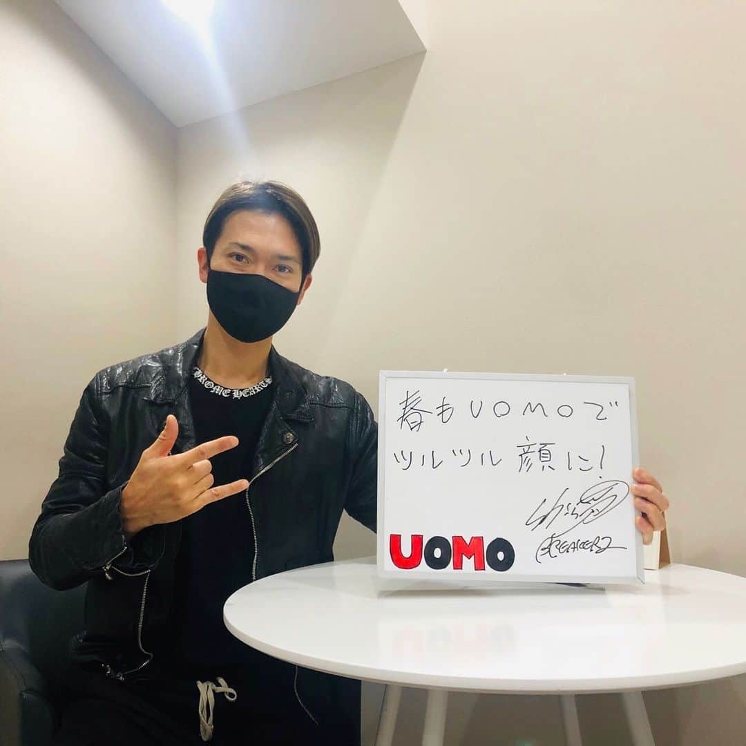 SHINPEIのインスタグラム：「UOMO表参道店で、髭の光脱毛をしてきました！﻿ ﻿ 最近はおかげさまでかなりムダ毛が無くなってきたので、施術時間は数十分。﻿ 居心地が良い空間なので、物足りなくて帰りたくないくらいです！（笑）﻿ ﻿ マスクで蒸れやすい口周りも、光脱毛で整えればスッキリ快適。﻿ ﻿ また次回もよろしくお願いします！﻿ ﻿ #UOMO﻿ #ウオモ﻿ #光脱毛﻿ #メンズエステ﻿ ﻿ uomo-salon.com」