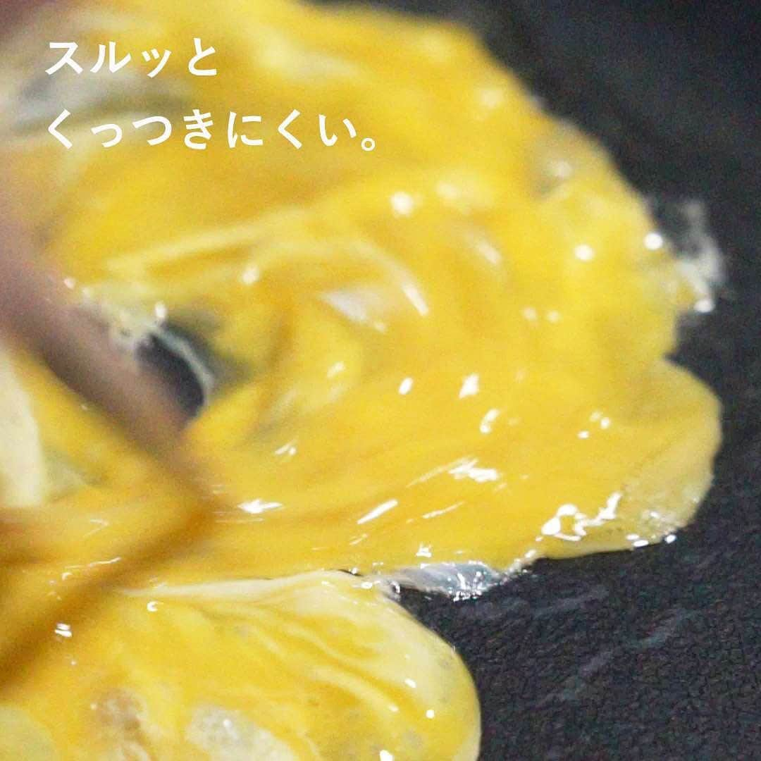 MIRROR OFFICIALさんのインスタグラム写真 - (MIRROR OFFICIALInstagram)「料理を美味しく、永く使える鉄のフライパン。といっても「鉄はくっつきやすい」イメージを持たれている方も多いのではないでしょうか。﻿ ﻿ 新潟は燕三条より、焼く、炒めるを極めたフライパンが登場しました。本体に2種類の凹凸を施すことで食材に火が通りやすく焦げ付きにくい上に、鉄の表面処理で錆びにくい。﻿ ﻿ ﻿ 深型の形状だから炒めやすく、もちろん煮込みもOK。これ一つでなんでもこなせちゃう、料理がずっと楽しくなるフライパンです。﻿ ﻿ ﻿ Makuakeで大ヒットした28cmサイズ﻿ ミニサイズ20/24cmは現在Makuakeに挑戦中です。﻿ ﻿ いいなと思ったら保存をタップしてくださいね◎﻿ ﻿ ﻿ ﻿ #ダブルファイバー＆槌目のフライパン﻿ #フライパン #鉄フライパン﻿」2月19日 19時15分 - craftstore.jp