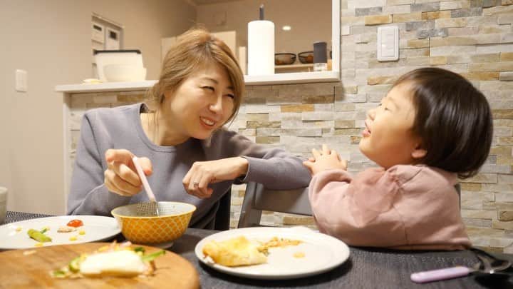 吉田ちかのインスタグラム：「Pudding correcting Osaru-san’s English pronunciation during dinner lol ﻿ ﻿ Go check out the video I just uploaded to see what our evenings are like in full! From getting dinner ready to putting Pudding to sleep! It’s a process! Lol ﻿ ﻿ Oh, I’m pretending to be Mr. Carrot🥕 hence the weird voice lol All the things we have to do to get kids to eat haha﻿ ﻿ ご飯中におさるさんの発音を直しまくりプリンw﻿ ﻿ 先ほど私たちのリアルな金曜日の夜の様子をアップしました！ご飯の準備 (ピザのトッピング切っただけw) からプリンを寝かしつけるまで。結構盛り沢山ですw ﻿ ﻿ あ、これ、Mr. Carrotの声です。ちゃんとご飯食べさせるの大変ですよね (><) 皆さんはどんな工夫をされてますか？？」