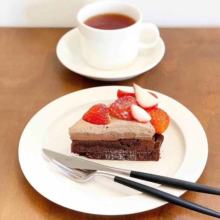 Beaustagrammerのインスタグラム：「［#cafemiru_大阪］﻿ ——————————————————————﻿ 茶色いおやつとスペシャルティコーヒー🍰「HOSHIKASHI」﻿ ﻿ タルト生地に、カスタードクリームまでチョコレートというこだわり😳❣️カシスソースがアクセントですっ😉💯﻿ ﻿ ☑いちごのタルト🍓（限定チョコクリームver）﻿ ※現在の販売は終了しておりますのでお気をつけください。 ﻿ 📍HOSHIKASHI﻿ ⚪︎住所 / 大阪府堺市東区白鷺町1-2-1﻿ ⚪︎営業時間 / 【月〜水・土・日】11:00〜18:00﻿ ※現在は営業時間が異なる場合がございますので、事前にご確認ください。﻿ ⚪︎定休日 / 木・金﻿ ⚪︎アクセス / 白鷺駅より徒歩2分﻿ ﻿ 【#cafemiru_Osaka】﻿ 📍HOSHIKASHI﻿ ◎Open Hours / 【MON-WED&SAT&SUN】11:00〜18:00﻿ ◎closest station / 「Shirasagi」﻿ ﻿ ☕️ @hoshi_kashi﻿ 📷 @emanon4131﻿ ———————————————————﻿ Cafemiruでは「#インスタ探検隊」or「#cafemiru」をタグ付けしているカフェ写真から、運営スタッフが厳選してご紹介しています👀🔍」