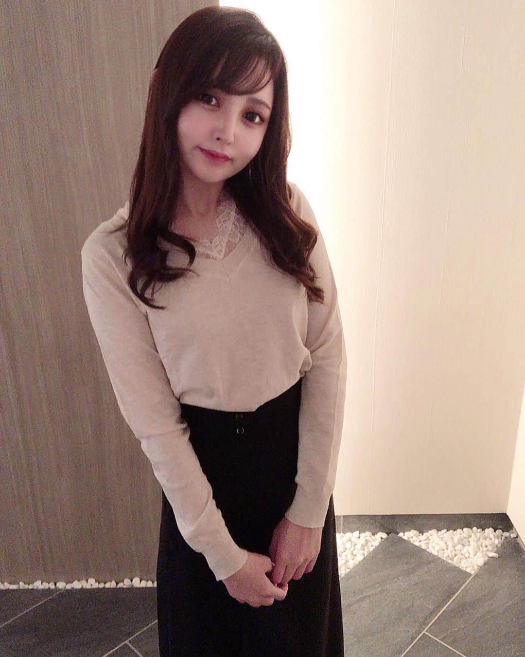 いーちゃんさんのインスタグラム写真 - (いーちゃんInstagram)「. . 𝑙𝑎𝑐𝑒 𝑘𝑛𝑖𝑡 𝑐𝑜𝑑𝑒🌹✨ . 首元のレースが可愛いニット🥺❤️ . 生地が柔らかくて着心地らくらく👌 Vネックが好きだけどちょうどいい 深さでシャープすぎないからいい感じ🥰 . . 𝚝𝚘𝚙𝚜: @saisondepapillon_official  𝚜𝚔𝚒𝚛𝚝: #grl  . . #ニットコーデ#コーデ#レーストップス#冬コーデ#ニット#今日のコーデ#今日の服#ootd#通勤コーデ」2月19日 19時28分 - echan_10