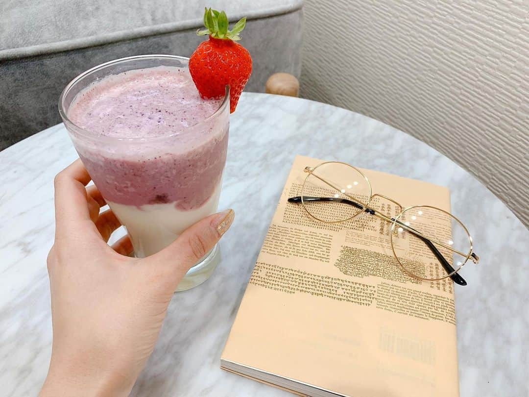 鈴木 あやさんのインスタグラム写真 - (鈴木 あやInstagram)「. 最近おうちでよくスムージーを作るよ♡ 今回はアサイーヨーグルト🥛🍓 . プレーンのヨーグルトに砂糖を 入れなくてもフルーツの自然な甘味で 丁度よくなるからとっても美味しいの✌🏻🥰 . 購入者は全員ミキサーが（2枚目） もらえるので👏🏻このミキサーで 簡単にスムージーが作れちゃうの😳♥️ . @smooth_smoothie.jp   今キャンペーンコード【kiwi27】 で初回500円オフで購入できます🥝 . #smoothie#fruits#strawberrymilk#homecafe#healthysweets#healthyfood#スムージー#ヘルシーメニュー#おうちカフェ」2月19日 19時21分 - ayachu69