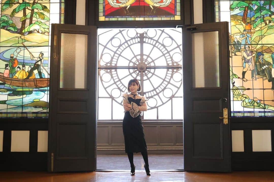 及川愛未のインスタグラム：「着用tika dress👗 商品詳細は11月のInstagramから https://www.instagram.com/p/CHcBHRPnIb-/?igshid=zc2fx2u5ukuz  キャバドレス tika https://www.tika.jp/?gclid=CjwKCAiA65iBBhB-EiwAW253WymI1H94FRmo4PsUVb-VbeBNGojLo6a7lQJJZ4pdIGDfVpnpajUJghoCbz0QAvD_BwE  #shooting #撮影 #リクエスト撮影 #撮影会 #商用撮影 #写真展 #宣材写真 #プロカメラマン #横浜 #横浜市開港記念会館 #みなとみらい #ステンドグラス #dress #サロンモデル #ブライダル #ウェディングモデル  #ポートレートしま専科  #ポートレート  #photography  #写真  #写真好きな人と繋がりたい  #写真撮るの好き人と繋がりたい  #portraitmodel #portrait  #東京カメラ部  #カメラマン募集  #ファインダー #ファインダー越しの私の世界  #followme ‪ ‬#model  ♠️郡司大地作品『love me』 2nd写真集発売中📚  bookwalker、7net、FOD、コミックシーモアより発売（今後展開増える予定）  https://bookwalker.jp/de40378348-f389-417d-bcf8-72851d1f9b59/  https://7net.omni7.jp/detail/5110796705  https://fod-sp.fujitv.co.jp/s/books/898454/BT000089845400100101/  https://www.cmoa.jp/title/1101297714/  amazonからも購入できます https://www.amazon.co.jp/『Love-me』-manami-写真集-ラビリンス-ebook/dp/B08VRJXF8S/ref=mp_s_a_1_28?dchild=1&keywords=manami&qid=1613345281&sr=8-28  🔹first写真集『Pin Up Girl』『PHOTO SHOT　manami （ラビリンス） オンデマンド・kindle出発より発売 https://www.amazon.co.jp/「PHOTO-SHOT」-エンジェルガール-manami-美女グラビアコレクション-manami/dp/B07SZGSZJ7/ref=mp_s_a_1_48?keywords=manami&qid=1613344854&sr=8-48  https://www.amazon.co.jp/gp/aw/d/B07TLPBDL2/ref=tmm_pap_title_0?ie=UTF8&qid=1613344846&sr=8-50  ♠️レースクイーングラビアエンターテイメントtopqueen 週2回更新 壁紙ダウンロードできます  http://www.topqueen.jp  ※2021年3月31日(水)をもちましてサービスを終了のため、サービスの終了に先立ち、2月26日(金)でコンテンツの更新を終了、2月28日(日)で新規会員登録を終了させて頂きます。 サイトへのログイン・閲覧は3月31日(水)までとなります。  ダウンロードも出来なくなりますので、新規会員登録は2月28日(日)までにお済み下さい。」