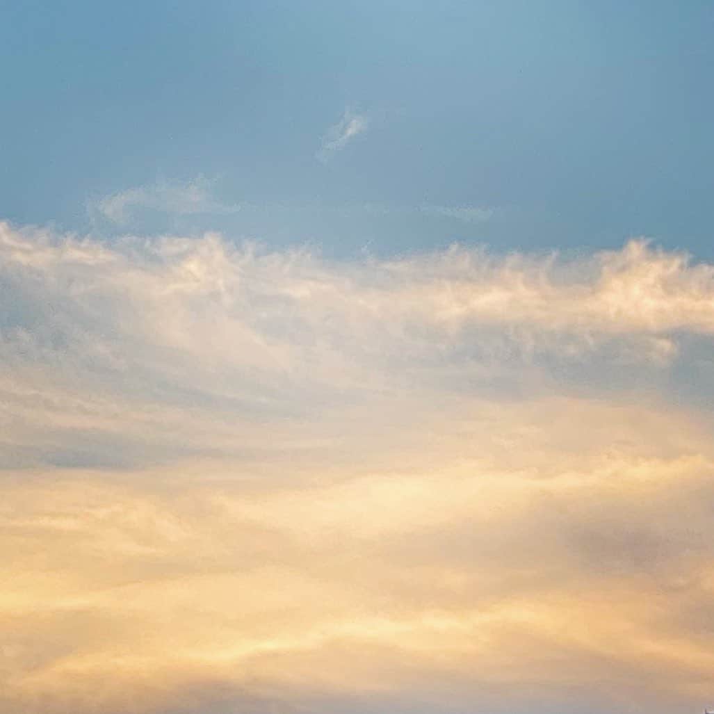 のインスタグラム：「☁️✨」