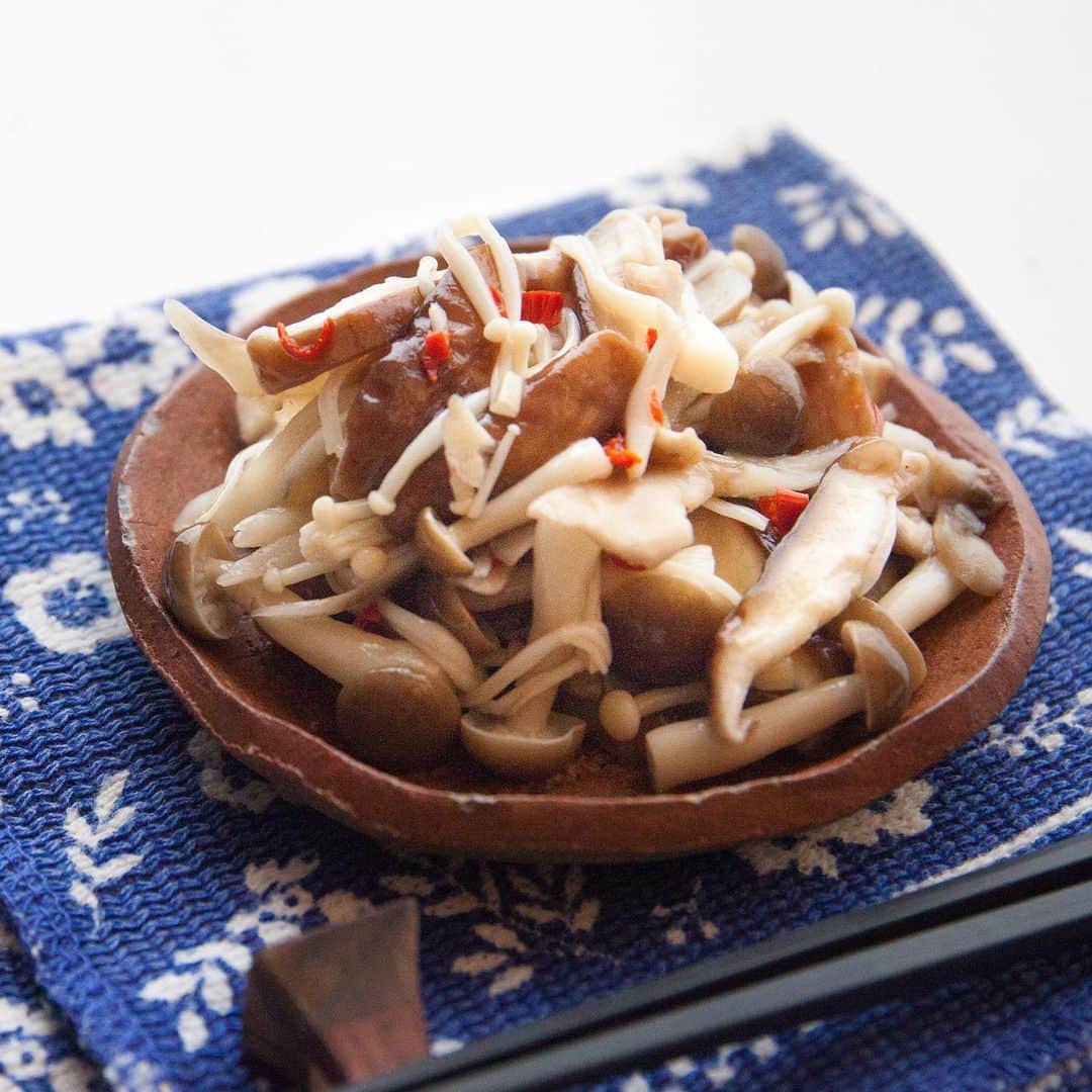 アルペンザルツ公式Instagramのインスタグラム：「レシピあり🍄 「きのこの漬物」の作り方 * 数種類のきのこを使い、旨味たっぷりのきのこの漬物のご紹介！ * お酒のおつまみにも、箸休めにもなり、また汁物、煮物、鍋物などに使っても美味しくいただけます。 * 今回のレシピは、 @uchikoc さんに作ってもらいました！ * [ウチコックさんからのワンポイント] きのこに塩を振ることで余計な水分が出て、旨味が凝縮します。きのこは1種類だけでも良いですが、数種類使うことで旨味に深みが出て美味しくできますよ。 * * ぜひ参考に作ってみてくださいね！ * * ∴♔∴∴♔∴ Ⓡ Ⓔ Ⓒ Ⓘ Ⓟ Ⓔ ∴♔∴∴♔∴  「きのこの漬物」 * 【材料】 （4人分） まいたけ...100g しめじ...100g えのき...100g しいたけ...100g アルペンザルツ...大さじ1 赤唐辛子...1本 * * 【作り方】 ①まいたけは食べやすい大きさにほぐす。しめじは石づきを取り小房に分ける。えのきは石づきを取り半分の長さに切る。しいたけは石づきを取り細切りにする。赤唐辛子は輪切りにする。 * ②熱湯にすべてのきのこを入れてさっと茹でて水気を切る。 * ③保存容器に2を入れ、アルペンザルツ、赤唐辛子を入れて混ぜ、冷蔵庫で一晩休ませたら完成。 * * #アルペンザルツ #塩 #美味しい塩 * #今日のごはん #手作りごはん #簡単レシピ #おかず #レシピ #食卓 #節約 #献立 #家庭料理 #節約生活 #自炊 #ランチ #家ごはん #時短レシピ #簡単レシピ #おいしい #料理 #美味しい #おうちごはん #手作り料理 #手料理 #料理好きな人と繋がりたい#塩レシピ#きのこ料理」
