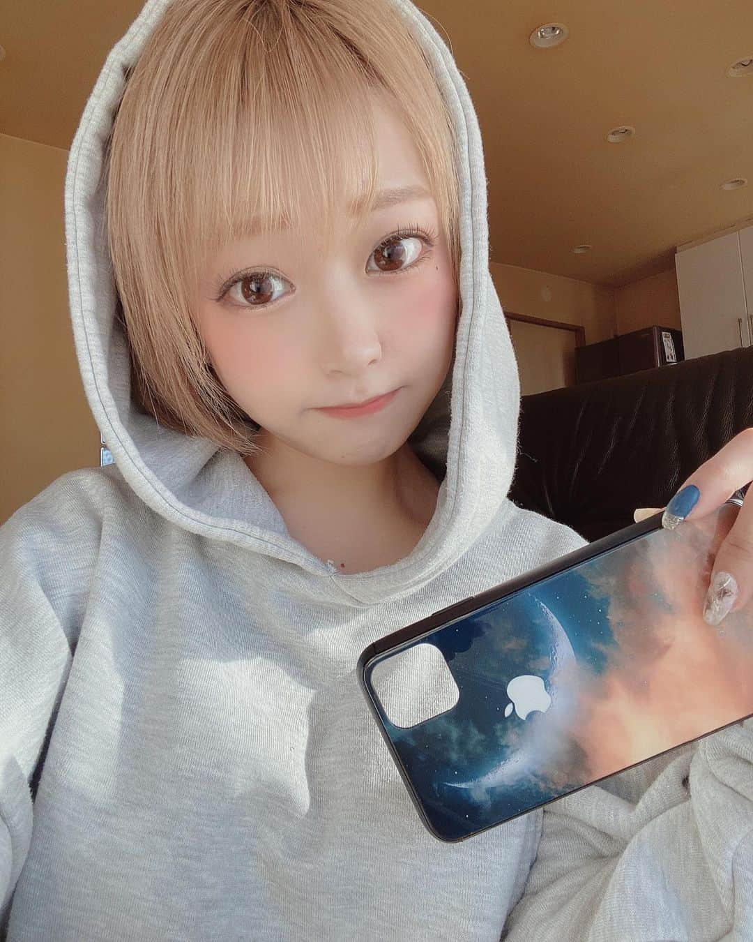 妃菜さんのインスタグラム写真 - (妃菜Instagram)「・ iPhoneケースってすぐ変えたくなる🥲💭 ・ ケースはいつも @menew_shop で買うよ♡♡ ・ 種類多いからつい迷って沢山買っちゃう😭（笑） このケース着信とか来ると光るから便利だし可愛いよ〜🌃🌙*ﾟ ・ #iphoneケース#携帯ケース#スマホケース#あいふぉんけーす」2月19日 19時27分 - aere_aveda