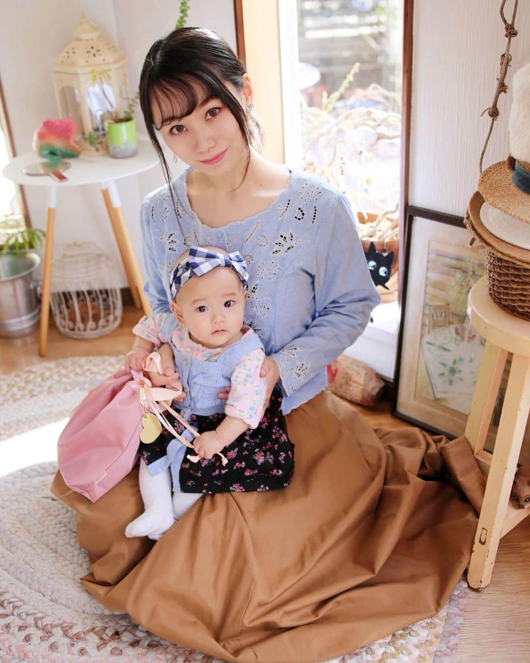 amiさんのインスタグラム写真 - (amiInstagram)「．  Two shot with my daughter  娘とのツーショットで こんばんは❤️  娘は今日で生後163日目♡ 早ーい😳  ちょっとリンクコーデっぽく してみたんですが…笑💕  ． さてさて、娘が持っているのは 新しいおむつポーチ🤍  ピンクで可愛すぎて、娘もお気に入り🥺  巾着タイプで出し入れしやすくて おむつ10枚以上も入ります♡ 内側にポケットも✨  他のお色も可愛いよ♡ @rucaruca_bag チェックして みてくださいね〜🥰  ． #おむつポーチ #オムツポーチ #おしりふきポーチ #おしりふきケース #マザーズバッグの中身 #ママバッグの中身 #ママリュックの中身 #出産祝いギフト #ベビーグッズ #ママグッズ#赤ちゃん#赤ちゃんのいる生活 #赤ちゃんのいる暮らし #娘コーデ #親子コーデ」2月19日 19時29分 - amikuma1219