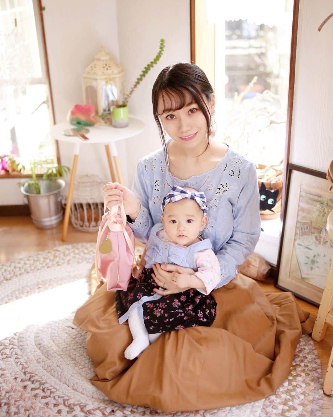 amiさんのインスタグラム写真 - (amiInstagram)「．  Two shot with my daughter  娘とのツーショットで こんばんは❤️  娘は今日で生後163日目♡ 早ーい😳  ちょっとリンクコーデっぽく してみたんですが…笑💕  ． さてさて、娘が持っているのは 新しいおむつポーチ🤍  ピンクで可愛すぎて、娘もお気に入り🥺  巾着タイプで出し入れしやすくて おむつ10枚以上も入ります♡ 内側にポケットも✨  他のお色も可愛いよ♡ @rucaruca_bag チェックして みてくださいね〜🥰  ． #おむつポーチ #オムツポーチ #おしりふきポーチ #おしりふきケース #マザーズバッグの中身 #ママバッグの中身 #ママリュックの中身 #出産祝いギフト #ベビーグッズ #ママグッズ#赤ちゃん#赤ちゃんのいる生活 #赤ちゃんのいる暮らし #娘コーデ #親子コーデ」2月19日 19時29分 - amikuma1219