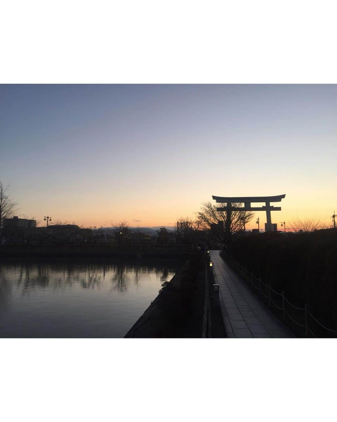 北野貴之さんのインスタグラム写真 - (北野貴之Instagram)「朝一の京都。 札幌の雪の街から、雪のない京都。 おじいちゃん・おばあちゃんのラジオ体操をみて清々しい気持ちになり ご身体を清め。お車も清め。 もう少し山の奥へ出発。  #熱弟#山奥家探し」2月19日 19時30分 - takashi_kitano