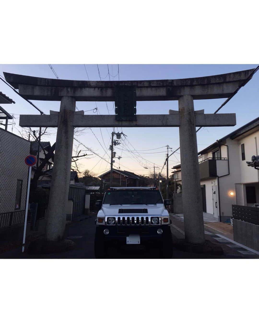 北野貴之さんのインスタグラム写真 - (北野貴之Instagram)「朝一の京都。 札幌の雪の街から、雪のない京都。 おじいちゃん・おばあちゃんのラジオ体操をみて清々しい気持ちになり ご身体を清め。お車も清め。 もう少し山の奥へ出発。  #熱弟#山奥家探し」2月19日 19時30分 - takashi_kitano