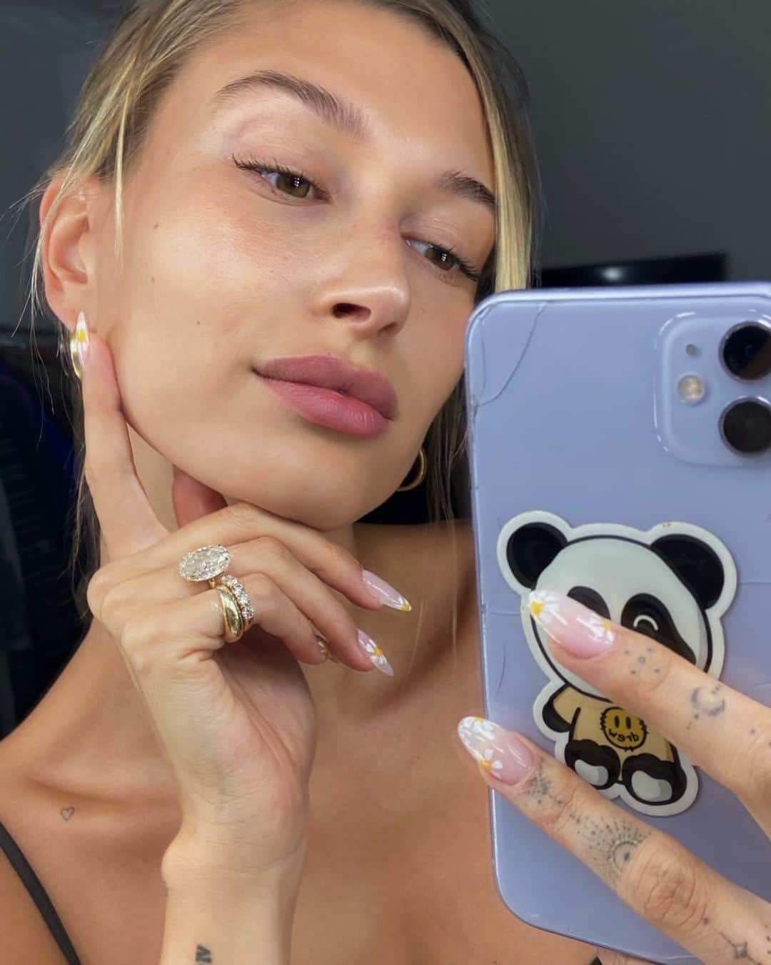 Vogue Australiaさんのインスタグラム写真 - (Vogue AustraliaInstagram)「Tipping the scales at an estimated 10 carats and worth approximately $640,000, #HaileyBieber's oval-cut engagement ring easily makes the list of the biggest diamonds in Hollywood. Joining the likes of Beyoncé (an 18-carat diamond), Jennifer Lopez (15-carat) and Kate Middleton (12-carat), it's one sparkly list. At the link in bio, the biggest, most blinding celebrity rings ever 💍⁣⁣ ⁣⁣ 📷 @haileybieber」2月19日 19時30分 - vogueaustralia