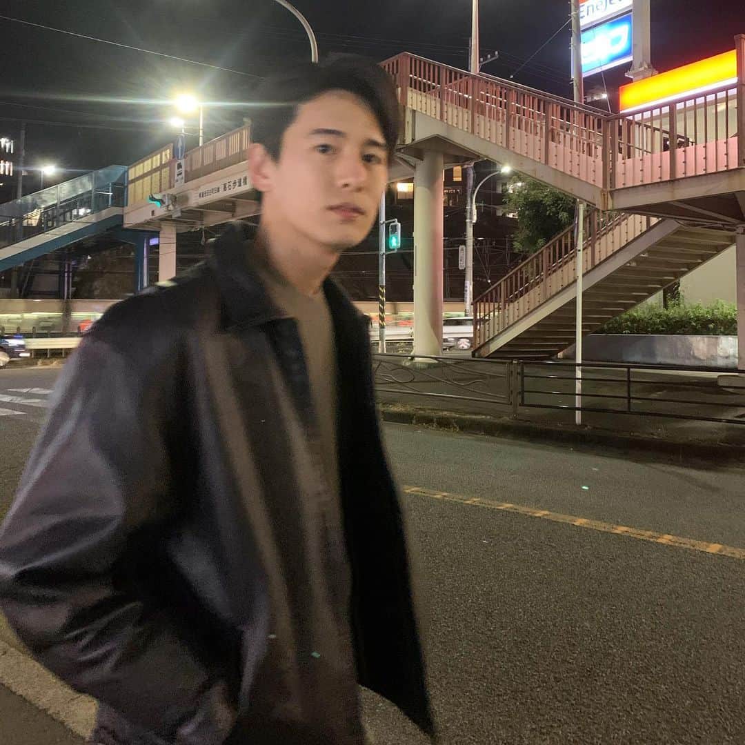 草野航大のインスタグラム：「盛れる角度研究中」