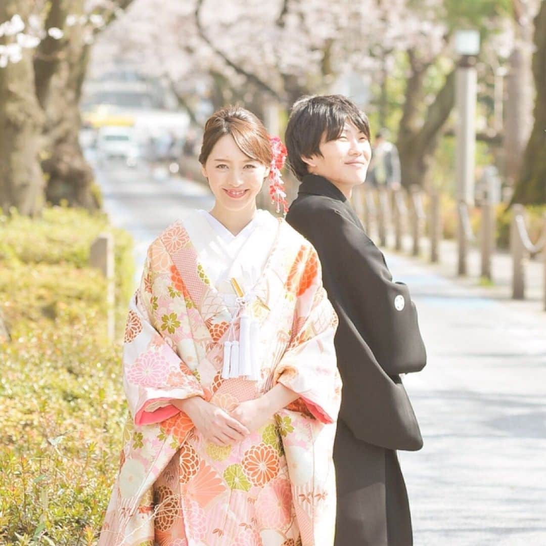 LaReineのインスタグラム：「桜満開の季節にこころをはせて…🌸⁠⁠ ⁠⁠ ⁠⁠ お二人の新しい門出に相応しい時⁠⁠ ⁠⁠ ⁠⁠ 和装でのフォトウェディングは⁠⁠ 特別な瞬間を残せる魔法ですよね🕊⁠⁠ ⁠⁠ ⁠⁠ ⁠⁠ こちらのお着物は最も高貴な花とされる菊が⁠⁠ 贅沢に配されています😊⁠⁠ ⁠⁠ ⁠⁠ ⁠⁠ 流れるように咲き誇るお柄の入り方は⁠⁠ まさに百花繚乱💝⁠⁠ ⁠⁠ ⁠⁠ ⁠#ラレンヌ#結婚式#挙式#披露宴#プレ花嫁#全国のプレ花嫁さんと繋がりたい#ブライダル#和装フォト#ウェディングドレス#フォトウェディング#前撮り#和装前撮り#東京駅前撮り#ドレス迷子#ドレス選び#ドレス試着#wedding#ウェディング#結婚式準備#少人数婚#家族婚#2021冬婚#2021春婚#2021夏婚#2021秋婚#前撮り準備#色打掛#白無垢#和婚#和装前撮り⁠⁠ ⁠」