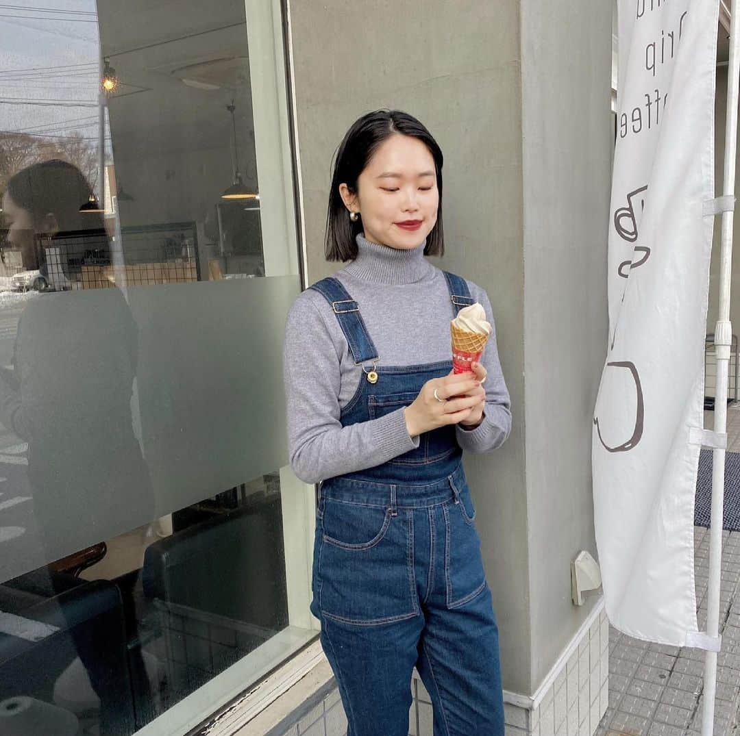 井村亜里香のインスタグラム：「旦那さんとお出かけした日♡​ 久々にソフトクリーム食べて幸せ〜🍦​ ・​ どんな洋服を着ても響かない @tutuanna_official のすっぴんメイクブラの ノンワイヤーがかなりオススメ！​ 着け心地最高なのに​ 脇高なので脇のお肉もすっきり✨​ デザインが豊富なので​ 色々な種類集めたい♡​ 良い下着に出会えると気分も上がるね🌼​ ・​ #tutuanna#lingerie#fashion#cafe​ #チュチュアンナ#すっぴんメイクブラ #ノンワイヤーブラ#ファッション #ランジェリー#下着#PR​」