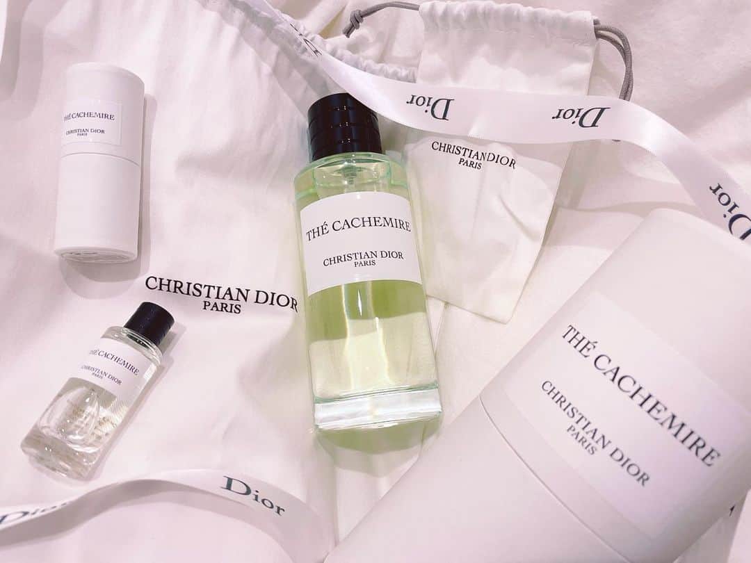 都美のインスタグラム：「最近付けている香水🎁  #THECACHEMIRE #CHRISTIANDIOR #DIOR #fragrance #香水 #紅茶  #オードゥパルファン #香りフェチ #匂いフェチ」
