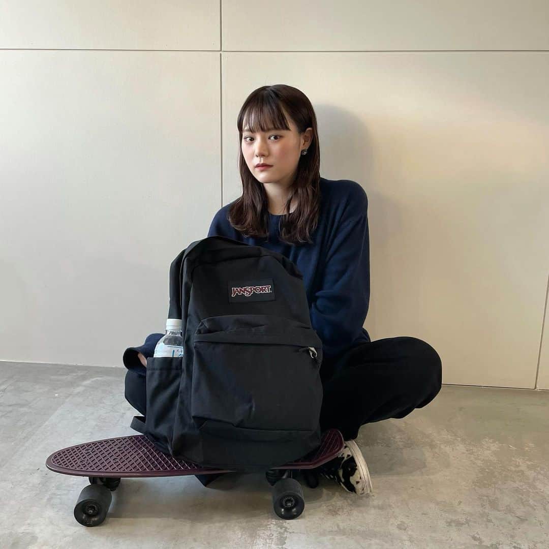 木村なつみのインスタグラム：「🛹🛹 最近ネイビー好きすぎる~、久しぶりに買った古着、ラルフのニットみたいなスウェットが可愛いんだけど見えてない🧎🏻  お仕事行く時の最近はPCも水も入るやーつ🎒 Twitterにもう一枚！   #スーパーブレイクプラス #マイジャンスポ」
