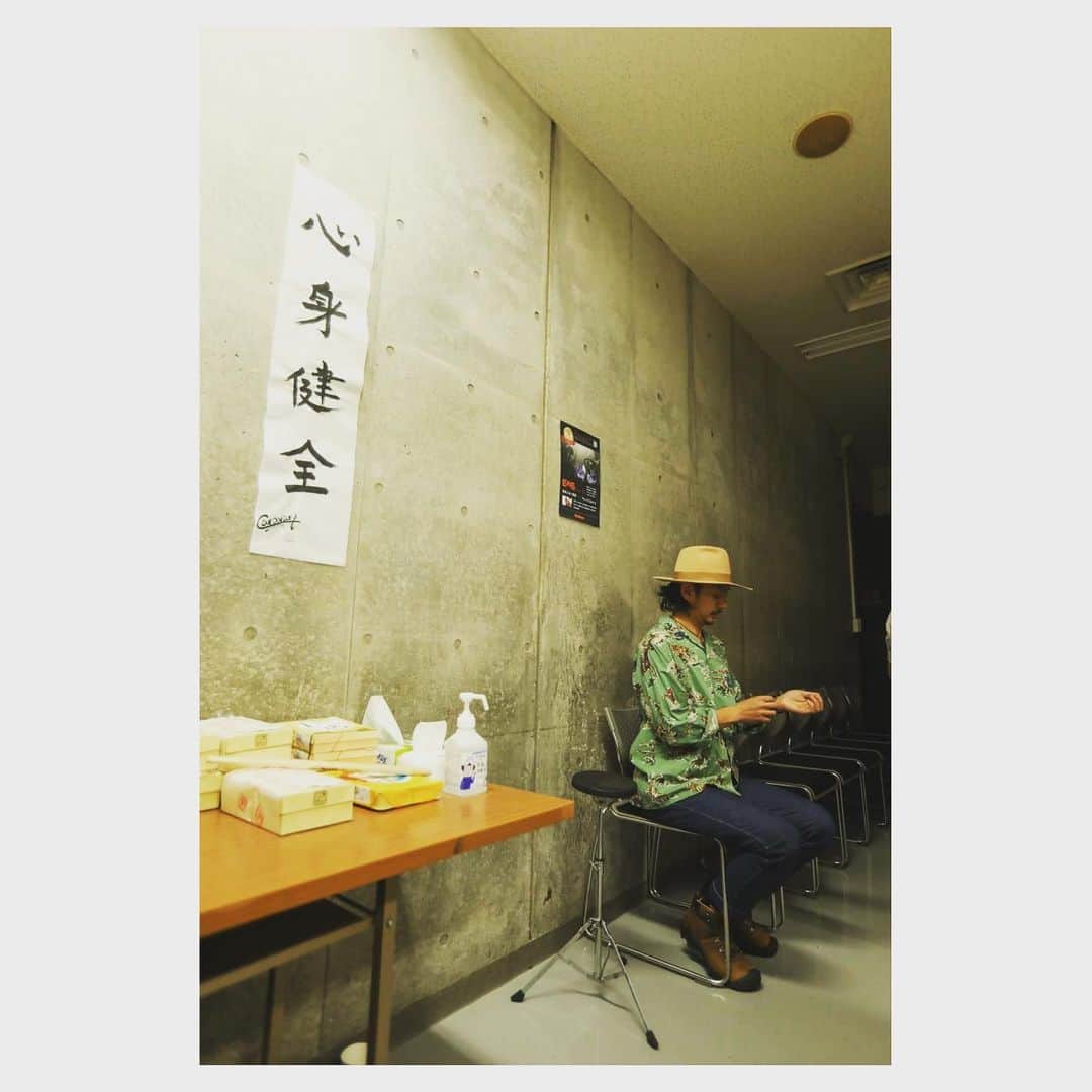 Caravanのインスタグラム：「先日の新年祭2021にて  販売したBittersweet days パーカー。  肉厚でタフで裏起毛、好評いただいてます。  2/19 今夜21時よりハーベストonline shopにて  発売開始します！  http://harvest-music.shop-pro.jp/   ※期間中にご購入いただいた方の中から抽選で12名に  会場で実際に使用した、  恒例のCaravan直筆書初めをプレゼント！  当選者はHARVEST ONLINE, Facebookにて発表。  プレゼント商品の発送は4月初旬予定。  皆様ぜひ！」