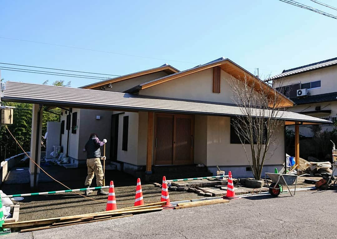 有限会社わさだ工務店のインスタグラム：「寒田の現場。 車庫コンクリート舗装の洗い出し仕上げ。 来週はいよいよお引き渡しです。 #注文住宅 #インテリア #マイホーム #新築 #家 #暮らし #住宅 #自然素材 #建築 #住まい #木の家 #デザイン #施工事例 #一戸建て #設計 #ライフスタイル #自由設計 #家づくり #ハウスメーカー #木造住宅 #工務店 #大分の工務店 #暖かい家 #涼しい家 #わさだ工務店 #外構工事 #車庫 #舗装 #洗い出し #平屋」