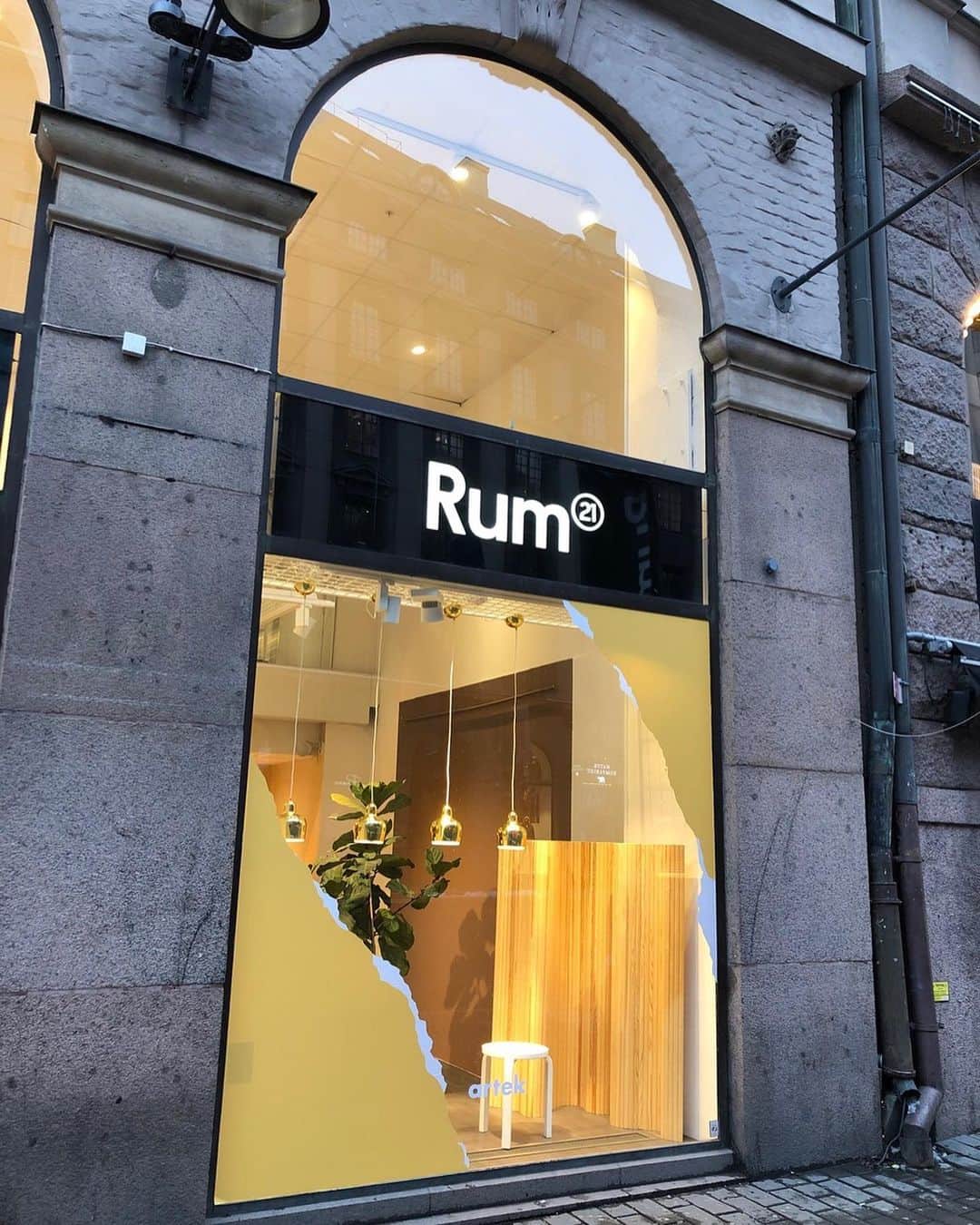 Artekさんのインスタグラム写真 - (ArtekInstagram)「In Stockholm this weekend ? Make sure to stop by @rum21se with a newly opened Artek window.  #artek  #rum21  #consciousconsumption」2月19日 19時40分 - artekglobal