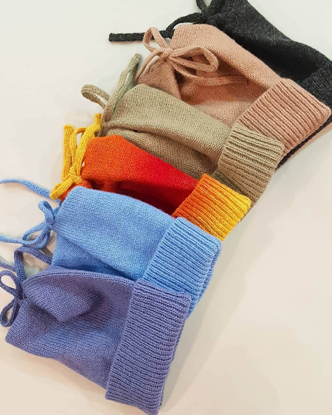 ティネスのインスタグラム：「Colorful hats with ties 💙 Roll up design which helps to regulate the depth of the hat. Very nice colors & style.  Check out also our sale items! Matching sets of hat and scarf for a very good price.  Shop via link in the bio 🔝 WWW.TINES.LV WORLDWIDE SHIPPING」
