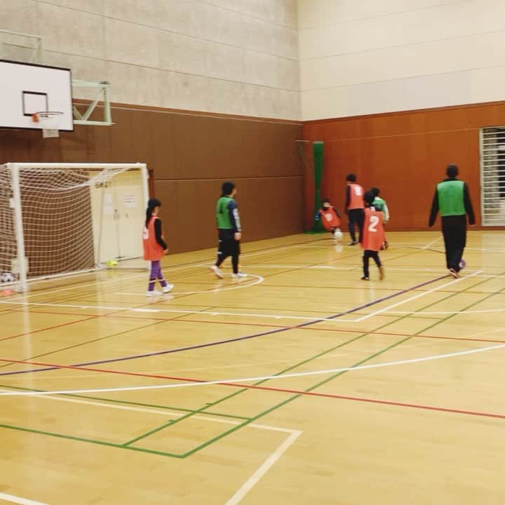 HAYATOのインスタグラム：「ENA CITY FOOTBALL ACADEMYは 岐阜県恵那市を中心に活動しています🌈  ・住んでいる地域に関係なく ・男女に関係なく ・年中から高校生まで ・初心者から経験者まで  のサッカー仲間を募集しています⚽️  「運動が苦手だから楽しくやりたい」 「高校までガチではなく楽しくユルく続けたい」 「本気で上を目指してレベルアップしたい」 「中学生・高校生でも必要なスキルを身に付けたい」 「障害児でも楽しく運動をやりたい」  などご希望にお応えします✨  『まずは外に出て楽しく運動を始めよう‼️』  #enacityfootballacademy #enacitydanceacademy #ibis知的障害者サッカークラブ #恵那サッカーc級ライセンスコーチ #恵那サッカー #恵那サッカーダンス #恵那サッカーアカデミー #恵那サッカー教室 #恵那サッカーチーム #恵那サッカースクール #恵那サッカーフットサル #恵那サッカー女の子 #恵那サッカーキッズ #恵那サッカー運動教室 #恵那サッカー中学生 #恵那サッカー部 #恵那サッカー知的障害者 #瑞浪サッカー #瑞浪サッカーダンス #瑞浪サッカーアカデミー #瑞浪サッカー中学生 #瑞浪サッカー知的障害者 #中津川サッカー #中津川サッカーダンス #中津川サッカーアカデミー #中津川サッカー中学生 #中津川サッカー知的障害者 #スポーツができる身体作り #サッカーをはじめよう」