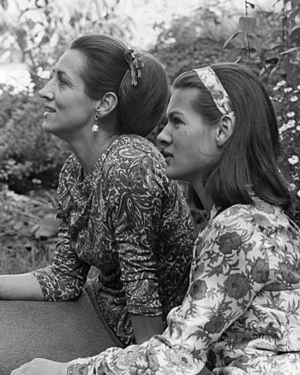 Meganのインスタグラム：「Françoise Gilot and her beautiful daughter Paloma Picasso, 1964 ❤️ . . . . #mother #daughter #françoisegilot #palomapicasso #picasso」