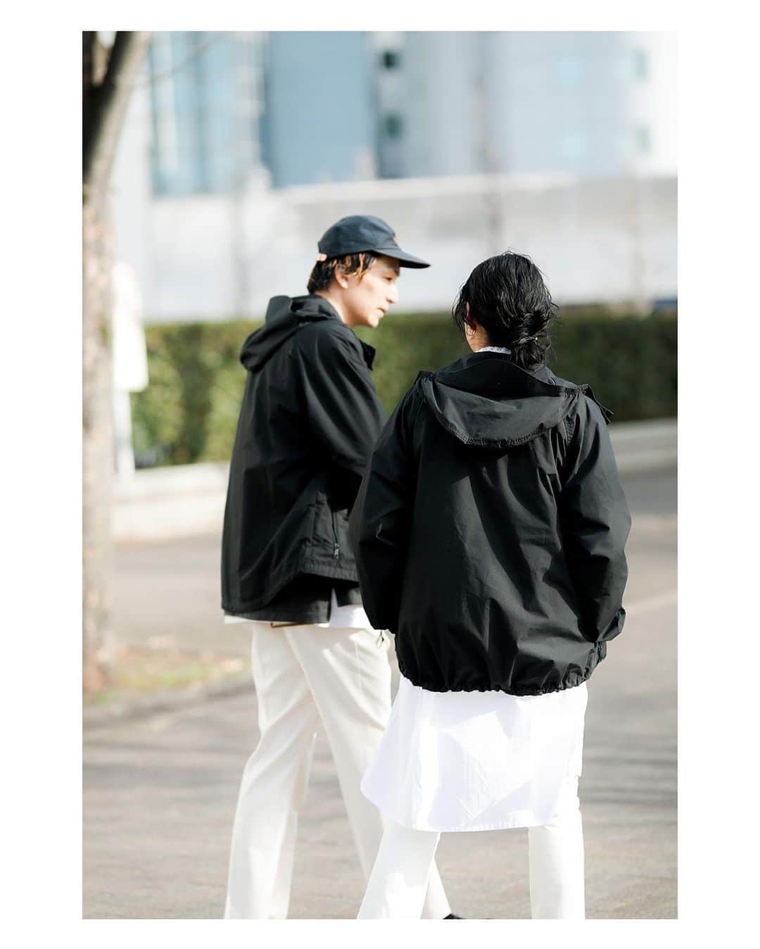 JOURNAL STANDARDさんのインスタグラム写真 - (JOURNAL STANDARDInstagram)「≪THE NORTH FACE PPL for JOURNAL STANDARD≫﻿ ﻿ THE NORTH FACE PURPLE LABELのSSコレクションの中でも定番で毎年絶大な人気を誇るモデル。﻿ 【MOUNTAIN WIND PARKA】をベースに今シーズンもジャーナルスタンダードだけのエクスクルーシブモデルが登場！﻿ ﻿ そろそろ春の装いが気になるころ。﻿ 今の時期からも使えて、暖かくなってからもちょっと羽織るのにちょうどいいアウターが欲しい。﻿ そんな気分にぴったりに仕上がりました！﻿ ﻿ ----------------------------------------------------﻿ ﻿ ■《予約》【THE NORTH FACE PPL】JS別注 MOUNTAIN WIND PARKA﻿ NO.21010410003910(LADY'S)﻿ SIZE：M﻿  NO.21011610004310(MEN'S)﻿ SIZE：S,M,L﻿ ¥34,100 tax included ﻿ ﻿ ----------------------------------------------------﻿ ﻿ カラーはベーシックに使いやすいブラックと、一からリクエストをした爽やかなオフホワイトの２色展開。﻿ どちらもマットな質感でデイリー使いしやすく、長いシーズンで重宝する事間違いなしです。﻿ ﻿ メンズ、レディースともに﻿ ベイクルーズストアでも予約受付中！﻿ お早めに。﻿ ﻿ model: men 182cm  着用size-L lady 160cm  着用size-M  気になるアイテムは画像をタップ！  ----------------------------------------------------﻿ ﻿ 【Follow Me !!!】﻿ JOURNAL STANDARD LADIES' Complex store at 表参道﻿ GRAND OPENING 02.01.2021﻿ @jsl.omotesando﻿ ﻿ レディスラインは﻿ JOURNAL STANDARD / JOURNAL STANDARD relume / JOURNAL STANDARD L’ESSAGEの3ブランドを集約した初の複合店として誕生！﻿ ﻿ 尚 @jsomotesando に関しましては﻿ 2/1(月)より【MEN'S表参道店】﻿ @jsl.omotesando は﻿ 【JOURNAL STANDARD LADIES'複合店】﻿ となりました。﻿ ﻿ 今後も様々なコンテンツを配信していきますので是非、皆様フォロー頂けますと幸いです。﻿ ﻿ ----------------------------------------------------﻿ ﻿ ﻿ @thenorthface.puruplelabel ﻿ @baycrews ﻿ ﻿ #journalstandardmens ﻿ #journalstandardladies﻿ #baycrews﻿ #fashion﻿ #21ss﻿ #2021spring﻿ #springcollection #springfashion #ootd﻿ #ユニセックス﻿ #ジャーナルスタンダード﻿ #thenorthfacepuruplelabel ﻿ #ノースフェイスパープルレーベル﻿ #thenorthface﻿ #ノースフェイス女子」2月19日 19時53分 - journalstandard.jp