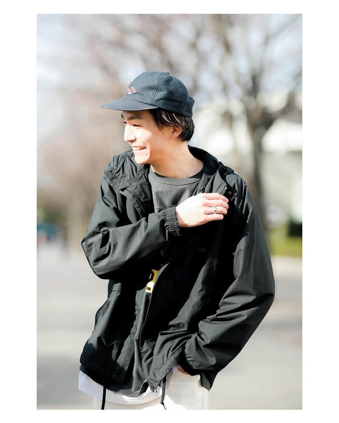JOURNAL STANDARDさんのインスタグラム写真 - (JOURNAL STANDARDInstagram)「≪THE NORTH FACE PPL for JOURNAL STANDARD≫﻿ ﻿ THE NORTH FACE PURPLE LABELのSSコレクションの中でも定番で毎年絶大な人気を誇るモデル。﻿ 【MOUNTAIN WIND PARKA】をベースに今シーズンもジャーナルスタンダードだけのエクスクルーシブモデルが登場！﻿ ﻿ そろそろ春の装いが気になるころ。﻿ 今の時期からも使えて、暖かくなってからもちょっと羽織るのにちょうどいいアウターが欲しい。﻿ そんな気分にぴったりに仕上がりました！﻿ ﻿ ----------------------------------------------------﻿ ﻿ ■《予約》【THE NORTH FACE PPL】JS別注 MOUNTAIN WIND PARKA﻿ NO.21010410003910(LADY'S)﻿ SIZE：M﻿  NO.21011610004310(MEN'S)﻿ SIZE：S,M,L﻿ ¥34,100 tax included ﻿ ﻿ ----------------------------------------------------﻿ ﻿ カラーはベーシックに使いやすいブラックと、一からリクエストをした爽やかなオフホワイトの２色展開。﻿ どちらもマットな質感でデイリー使いしやすく、長いシーズンで重宝する事間違いなしです。﻿ ﻿ メンズ、レディースともに﻿ ベイクルーズストアでも予約受付中！﻿ お早めに。﻿ ﻿ model: men 182cm  着用size-L lady 160cm  着用size-M  気になるアイテムは画像をタップ！  ----------------------------------------------------﻿ ﻿ 【Follow Me !!!】﻿ JOURNAL STANDARD LADIES' Complex store at 表参道﻿ GRAND OPENING 02.01.2021﻿ @jsl.omotesando﻿ ﻿ レディスラインは﻿ JOURNAL STANDARD / JOURNAL STANDARD relume / JOURNAL STANDARD L’ESSAGEの3ブランドを集約した初の複合店として誕生！﻿ ﻿ 尚 @jsomotesando に関しましては﻿ 2/1(月)より【MEN'S表参道店】﻿ @jsl.omotesando は﻿ 【JOURNAL STANDARD LADIES'複合店】﻿ となりました。﻿ ﻿ 今後も様々なコンテンツを配信していきますので是非、皆様フォロー頂けますと幸いです。﻿ ﻿ ----------------------------------------------------﻿ ﻿ ﻿ @thenorthface.puruplelabel ﻿ @baycrews ﻿ ﻿ #journalstandardmens ﻿ #journalstandardladies﻿ #baycrews﻿ #fashion﻿ #21ss﻿ #2021spring﻿ #springcollection #springfashion #ootd﻿ #ユニセックス﻿ #ジャーナルスタンダード﻿ #thenorthfacepuruplelabel ﻿ #ノースフェイスパープルレーベル﻿ #thenorthface﻿ #ノースフェイス女子」2月19日 19時53分 - journalstandard.jp