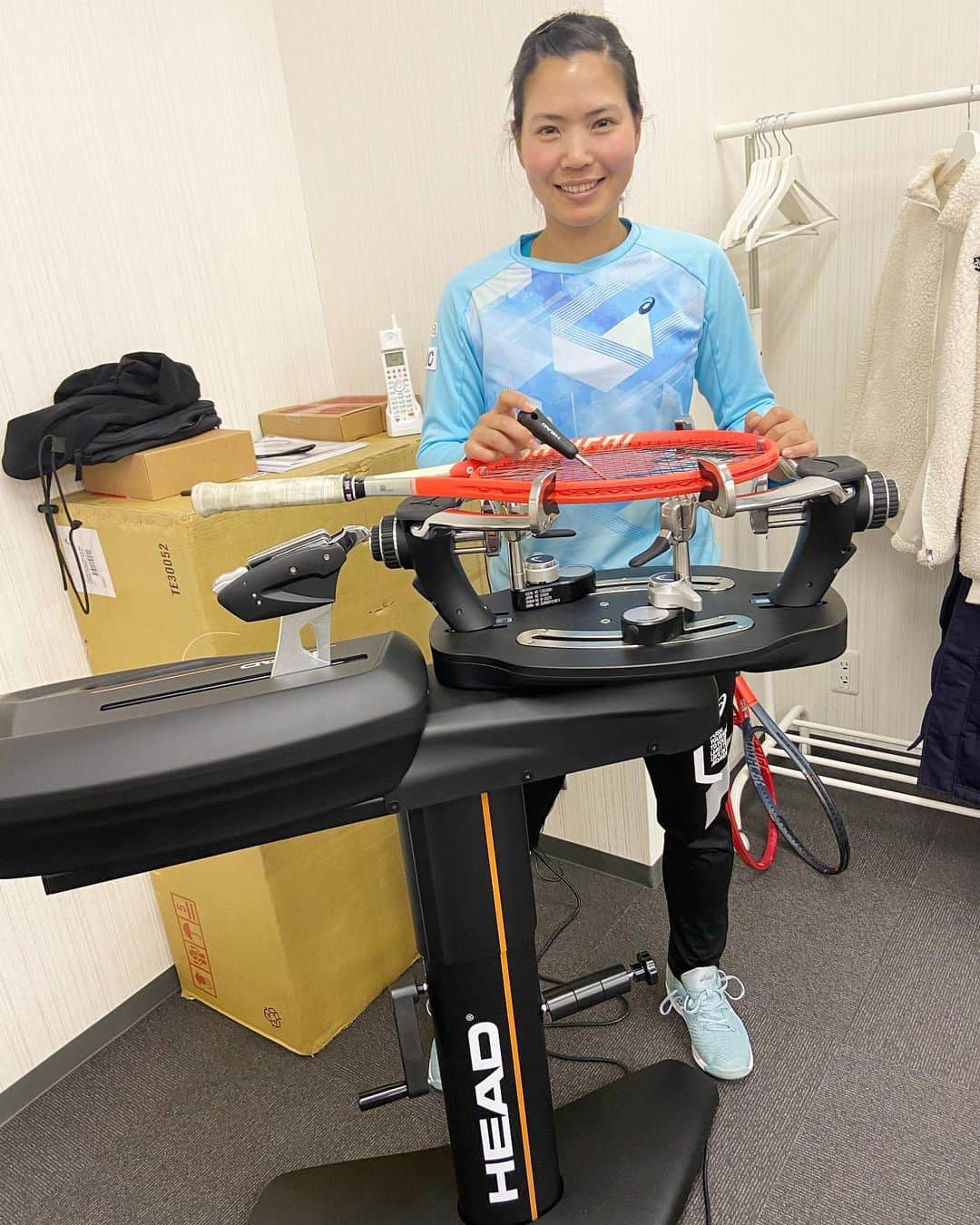 尾崎里紗のインスタグラム：「gram3にあるHEAD社のガット張り機と一緒に📸﻿   @gram3_sports  ﻿ ﻿ ﻿ #glico ﻿ #powerproduction ﻿ #head ﻿ #headtennis_official﻿ #headjapan﻿ #teamhead ﻿ #asicstennis﻿ #teamasics ﻿ #imoveme﻿ #onitsukatiger ﻿ #株式会社タイド ﻿ #TIDE. ﻿ #gram3 ﻿ #グラムスリー ﻿ #tbc_aesthetic ﻿ #エステ ﻿ #エステティックtbc ﻿ #尾崎里紗 ﻿ #risaozaki ﻿ #tennis ﻿ #tennisplayer ﻿ #テニス ﻿ #fitness ﻿」