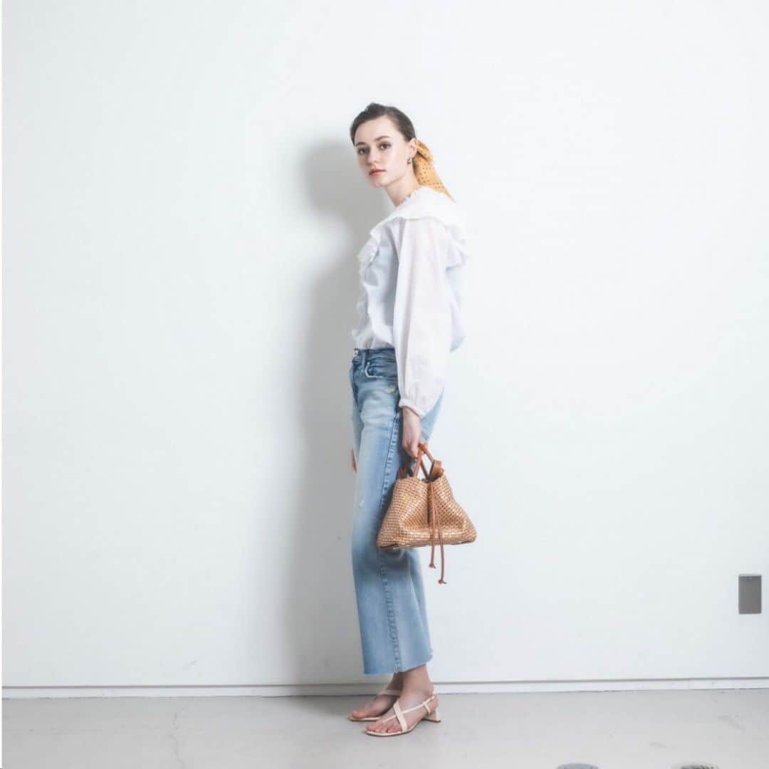 オンラインショップ アットシェルタのインスタグラム：「【2021 spring TREND KEYWORD －人気ブランドで見つけた、トレンドアイテム－】  ROMANTIC BLOUSE Ruffle  【Rouge vif la cle】 @rougeviflacle_official 大衿ブラウス https://abahouse.jp/ladies/rougevif/item_31420010002/314200100021/  【upper hights/アッパーハイツ別注】THE BIRKIN https://abahouse.jp/ladies/rougevif/item_31420250008/314202500081/  【mica della valle】nuvola piccola 別注2WAYバッグ https://abahouse.jp/ladies/rougevif/item_31420261000/314202610001/  【PELLICO SUNNY】 MONACO トングサンダル https://abahouse.jp/ladies/rougevif/item_31420262007/314202620071/  #rv31420010002 #rv31420250008 #rv31420261000 #rv31420262007 #atscelta #アットシェルタ #atstagram_l #rougeviflacle  #trend #spring #デニム #春コーデ」