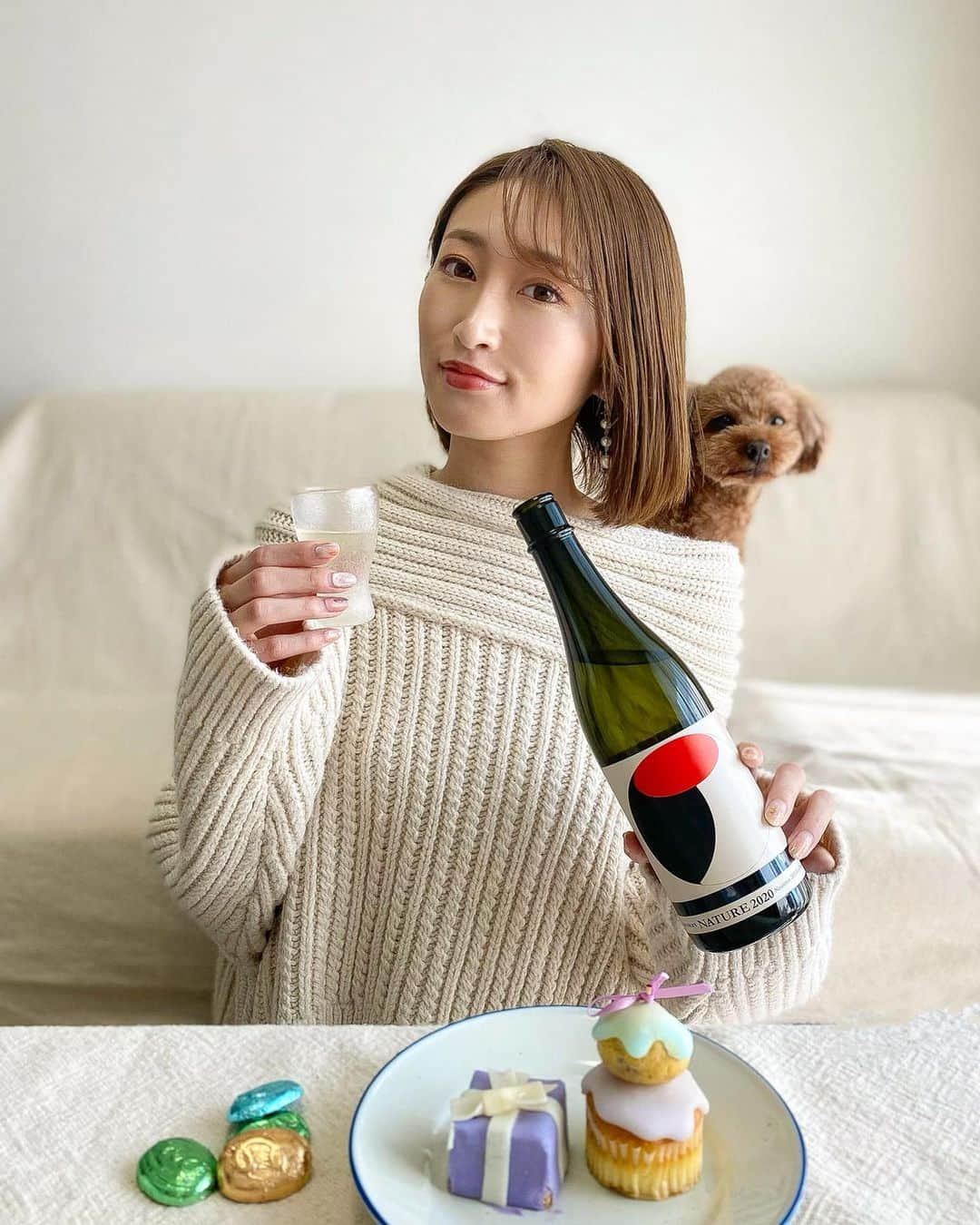 三井菜那さんのインスタグラム写真 - (三井菜那Instagram)「＼日本酒好きさんにおすすめ／  中田英寿さん主催の日本酒アプリ 「Sakenomy」 わたしも体験してみました🍶  Sakenomyは 日本酒が購入できるオンラインサイトなんだけど、 "ペアリングから探す"という機能をつかうと、 和食、中華、エスニック、スイーツなど お食事と相性抜群な日本酒がすぐに見つかるのよ◎  ちなみに和食ってざっくりジャンル分けされてるわけじゃなくて 焼き鳥とかお寿司、ラーメン、天ぷらとか 細かい料理名まで検索できるのが良き😍  わたしは スイーツ、チョコレートにあった 日本酒を注文してみたよ🧁🍫 スイーツ✖︎日本酒って意外と合って驚き😳  Sakenomy Shopで買える商品は ”BUY”ボタンからすぐ購入できるから 検索〜購入までワンストップで済んで便利だし、 日本酒だけじゃなくて ご当地おつまみのセットも購入できるよ😚🍶 おうちのみ、日本酒好きの方ぜひ🍫  #sakenomy #sakenomyshop#日本酒#中田英寿#お酒#PR#おうちじかん」2月19日 19時49分 - nana.0312