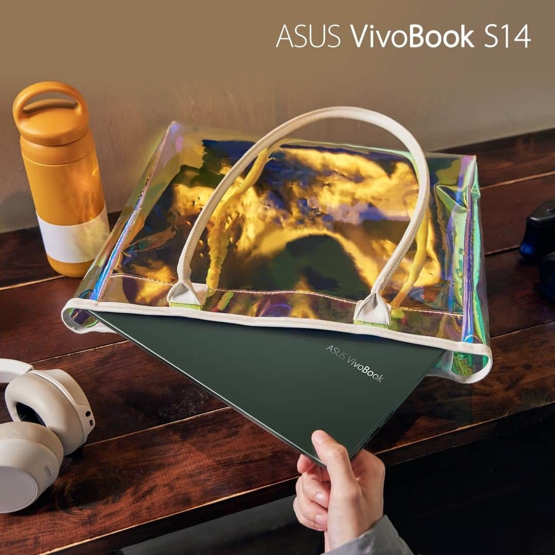 ASUSさんのインスタグラム写真 - (ASUSInstagram)「At only 1.3 kg light and 15.9 mm thin, just pop #VivoBook S14 S435 into your favorite bag and away you go! This ultrathin laptop will never weigh you down.😉✨」2月19日 19時55分 - asus