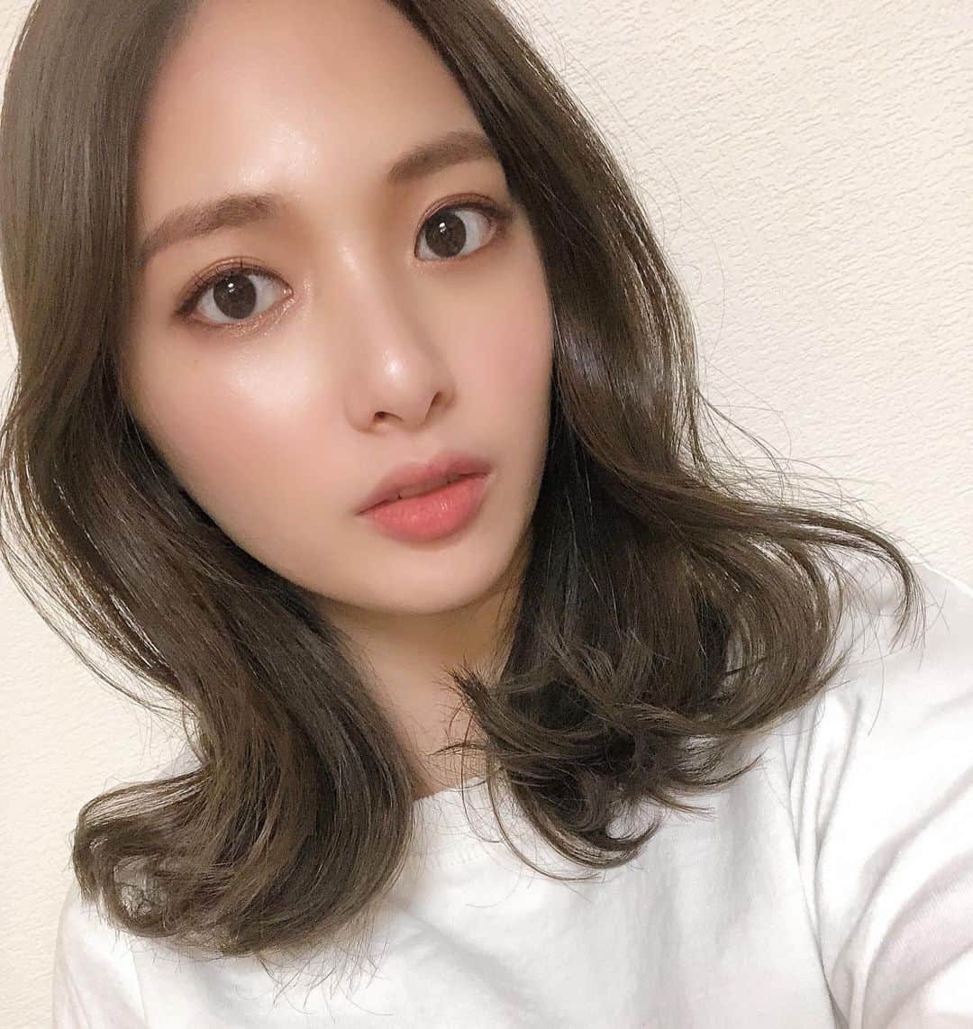 maiのインスタグラム：「先日ひっさしぶりに裸眼メイク致しました❤️  カラコンっていつ卒業するんやろ🥺  髪色今回も最高やなぁ🤤❤️❤️  #大阪#一姫二太郎#二児の母#ママモデル#フリーモデル#ママコーデ#カラー#サロンモデル#Photo#make#今日のコーデ#smile#サロモ#子供のいる暮らし#レブロンリップ」