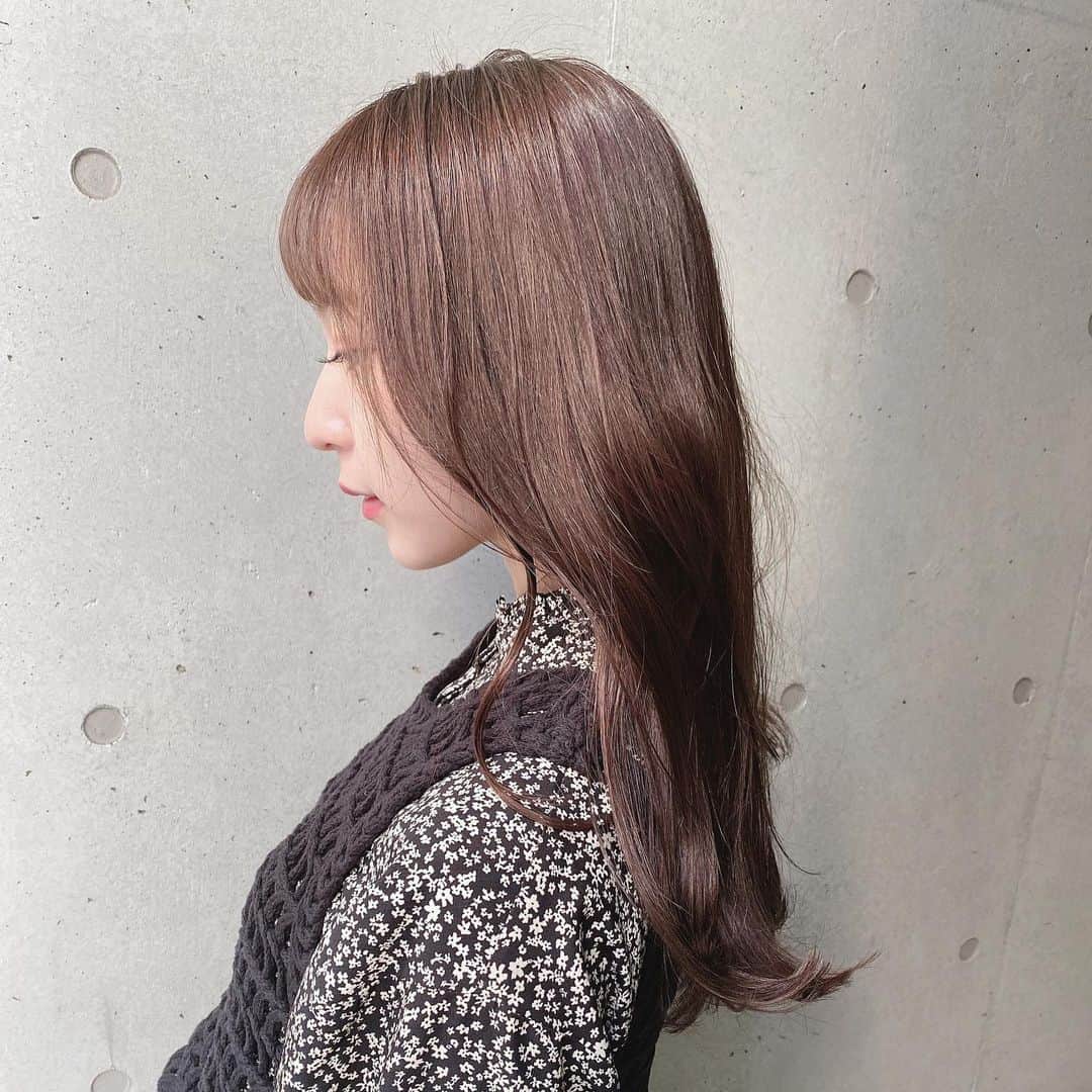 塩川莉世のインスタグラム：「綺麗にしてもらいました.!!! いつもありがとうございます🥀 . . . . #aid恵比寿 #aid美容室 #美髪#オージュア #オージュアトリートメント #透明感カラー #透明感 #ミルクティーベージュ #アッシュベージュ #アッシュブラウン #vintage #髪質改善 #髪質改善トリートメント #髪色 #韓国ヘア」
