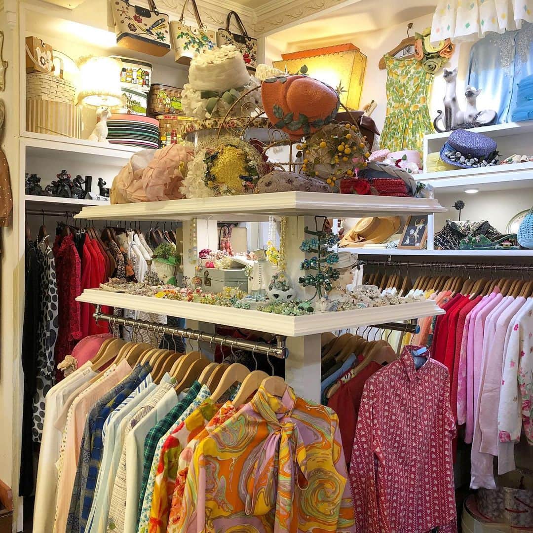 NUTTY Vintage&Collectibleのインスタグラム：「📢INFORMATION📢  〜〜〜〜〜〜〜〜〜〜〜〜〜 2/20(sat) NUTTY RENEWAL OPEN 〜〜〜〜〜〜〜〜〜〜〜〜〜  大変お待たせいたしました❤️  本日まで延長しておりましたリニューアル工事を終え、 明日20日(土)！ついにリニューアルオープン💐  すっかり春めいた明るい店内に、 とっておきのヴィンテージアイテムが並びます💫 新しいコーナーも盛りだくさん！ 皆様のヴィンテージ愛をくすぐります…👉👈❤️  明日の予報はポカポカ陽気なお天気🌈🌞 お散歩がてら、どうぞお立ち寄りくださいませ😊  尚、現在開催中のFAMILY MARKETは 引き続き店内にて開催いたします🏡 ¥1000~¥5000のお得な均一プライス！ フレッシュなNUTTYで掘り出し物を見つけて下さいね🎉  それでは、また明日！ 皆様に🆕NUTTYをお楽しみいただけますように💖👋  NUTTY」