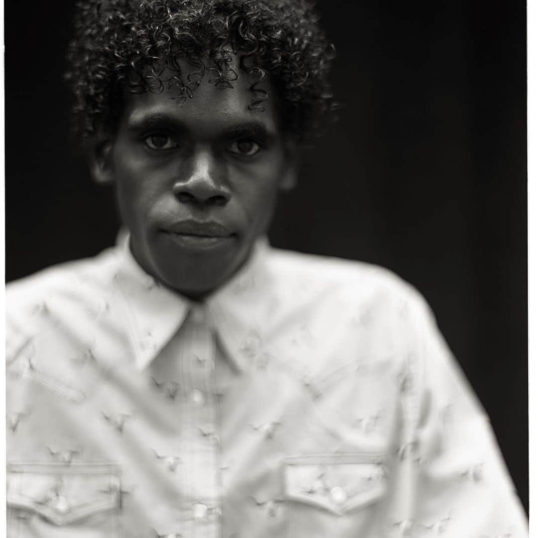 サイモン・ベイカーのインスタグラム：「High Ground is still on in cinemas all across Australia. Please support Australian films, they’re our stories and they need to be told and seen, by all.  Jacob -Witiyana- Jack three big hearted humans. 📷 @tony_kearney_10」