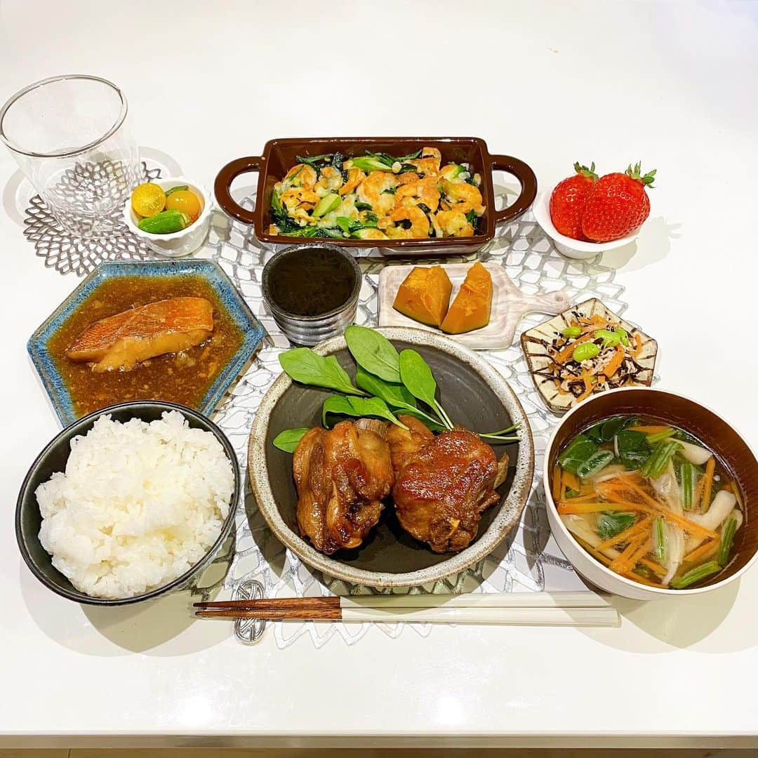 姫野れみのインスタグラム：「#石毛家の食卓 👨🏿‍🍳 2時間煮込んだスペアリブがメイン♪  🍖#スペアリブ 🐟#赤魚のみぞれ煮 🥗#鶏ささみと枝豆とひじきのサラダ 🦐#エビとほうれん草とアスパラガスのチーズ焼き 🎃#かぼちゃの煮物 🍅#プチトマトとアスパラガスのソテー 🌊#もずく酢 🍚#白米 🍲#舞茸とほうれん草と人参のスープ 🍓#あまおう  #サッカー選手のごはん #アスリートフードマイスター #アスリート飯 #料理 #和食 #夕食 #夕飯 #夜ご飯 #晩ごはん #夜ご飯 #夜ごはん #和食ごはん #手作り料理 #手作りごはん #おうちごはん #レシピ #dinner #food #cooking」