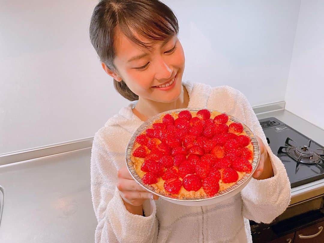 下垣真香のインスタグラム：「𓂃﻿ YouTubeにて配信しましたが、﻿ 先日いちごプリンタルトを作ってみました🍓🍓﻿ ﻿ 思ってたより美味しくできました ◎﻿ 特にいちごが美味しかった！！！笑﻿ だって"とちおとめ"だもんね！﻿ ﻿ 意外と簡単にできるのでオススメです💓﻿ 作り方は動画を見てみて下さい…！﻿ ﻿ 美味しく作れるとクッキングって楽しいね🍳﻿ おうち時間も過ごし方次第で楽しめる！﻿ 次は何を作ろうかな〜！﻿ ﻿ #料理 #スイーツ #いちごプリンタルト #とちおとめ #おうち時間 #まどちゃんねる﻿ #cooking #sweets #strawberry #youtube」