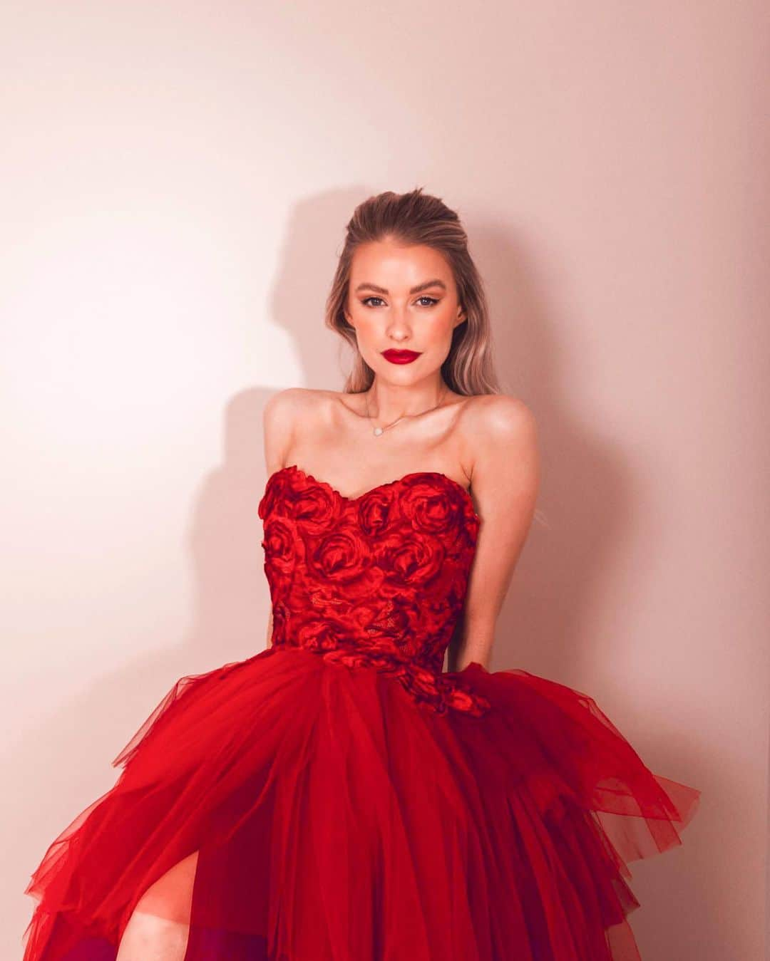 ビクトリアさんのインスタグラム写真 - (ビクトリアInstagram)「Lady in red🍷 This reminds me, my weekend Shiraz supply is running low 🥰 . Dress goals by @sallybeancouture #grwm #valentines #reddress」2月19日 19時53分 - victoria