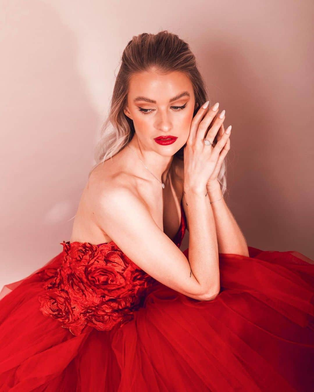 ビクトリアさんのインスタグラム写真 - (ビクトリアInstagram)「Lady in red🍷 This reminds me, my weekend Shiraz supply is running low 🥰 . Dress goals by @sallybeancouture #grwm #valentines #reddress」2月19日 19時53分 - victoria