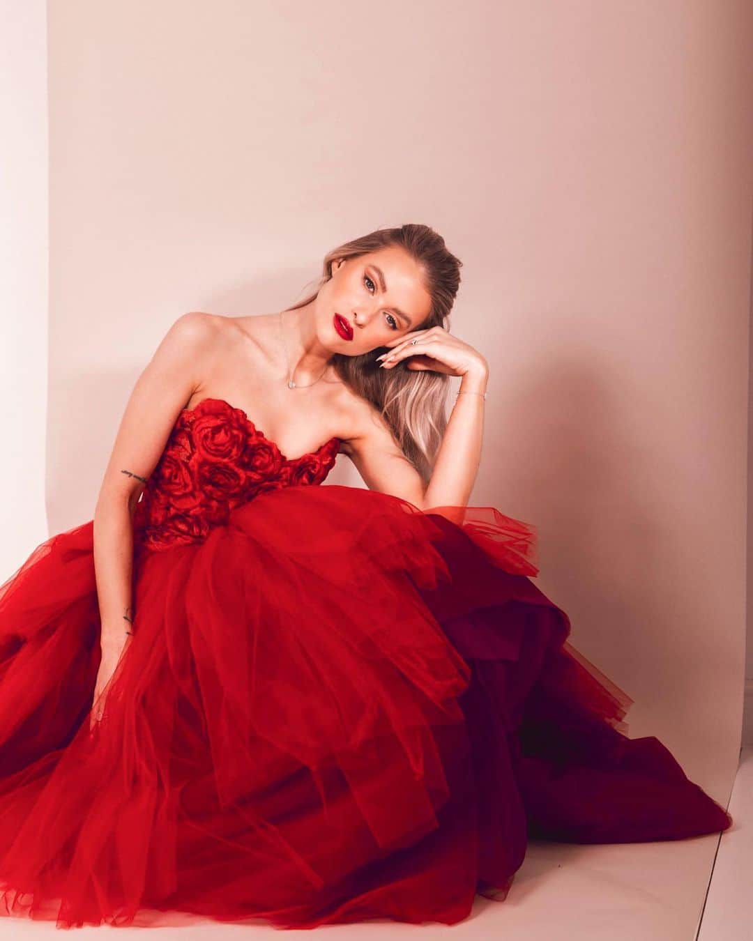 ビクトリアのインスタグラム：「Lady in red🍷 This reminds me, my weekend Shiraz supply is running low 🥰 . Dress goals by @sallybeancouture #grwm #valentines #reddress」