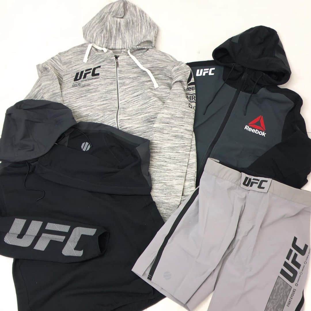 セレクションスタッフのインスタグラム：「.﻿ ﻿ UFC好きさんに届け〜第三弾🤓﻿ ﻿ UFCアパレルも入荷です！！！﻿ トレーニングや、お家でのリラックスタイムにぴったりです😉❤️﻿ 格闘技が好きな方や、やっている方の中にはUFCアパレルお探しの方も結構多いようですが…なかなか国内ではまだまだお取り扱いしているお店も少ないようですね🙄💦﻿ ﻿ セレクションには、Tシャツやジャケット類〜キャップ等いっぱい揃えてます❗️❗️豊富なデザインの中からお気に入りを是非見つけてみてください♫﻿ ﻿ ﻿ ﻿ ﻿ #ufc #コナーマクレガー #conormcgregor #格闘技 #総合格闘技 #格闘技好きな人と繋がりたい #リーボック #reebok #ufc250 #ufcfightnight #セレクション新宿 #セレクション大阪 #スポーツウェア #k1 #ボクシング #ストリートファッション #ストリートコーデ」